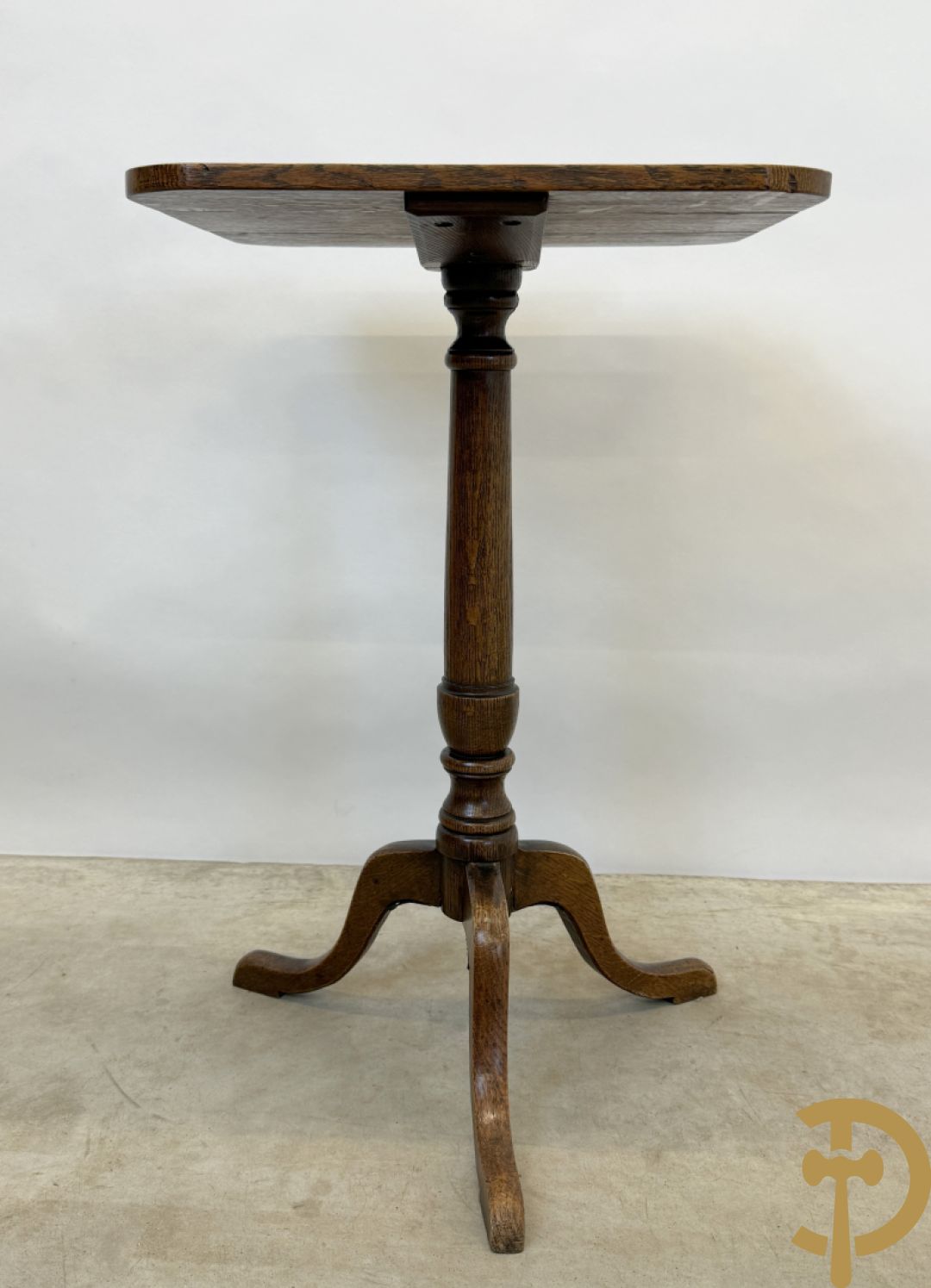 Engelse eiken ronde kantelbare flaptafel op Queen Anne poten + eiken bijzettafel op driepikkel