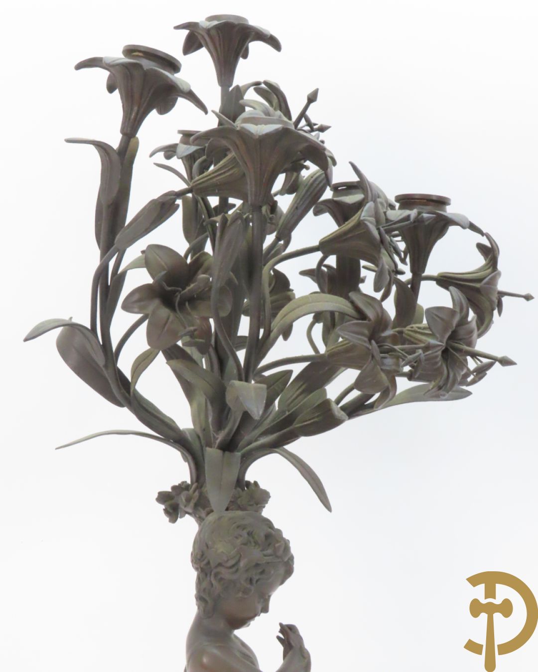 CLODION getekend - Paar elegante bronzen dames met tambour en fruit, geflankeerde door jonge faune, op marmeren klokstel - opgebouwd als garnituur met 2 kandelaars met bronzen kindjes dragende een toorts met bloemen en kaarsen