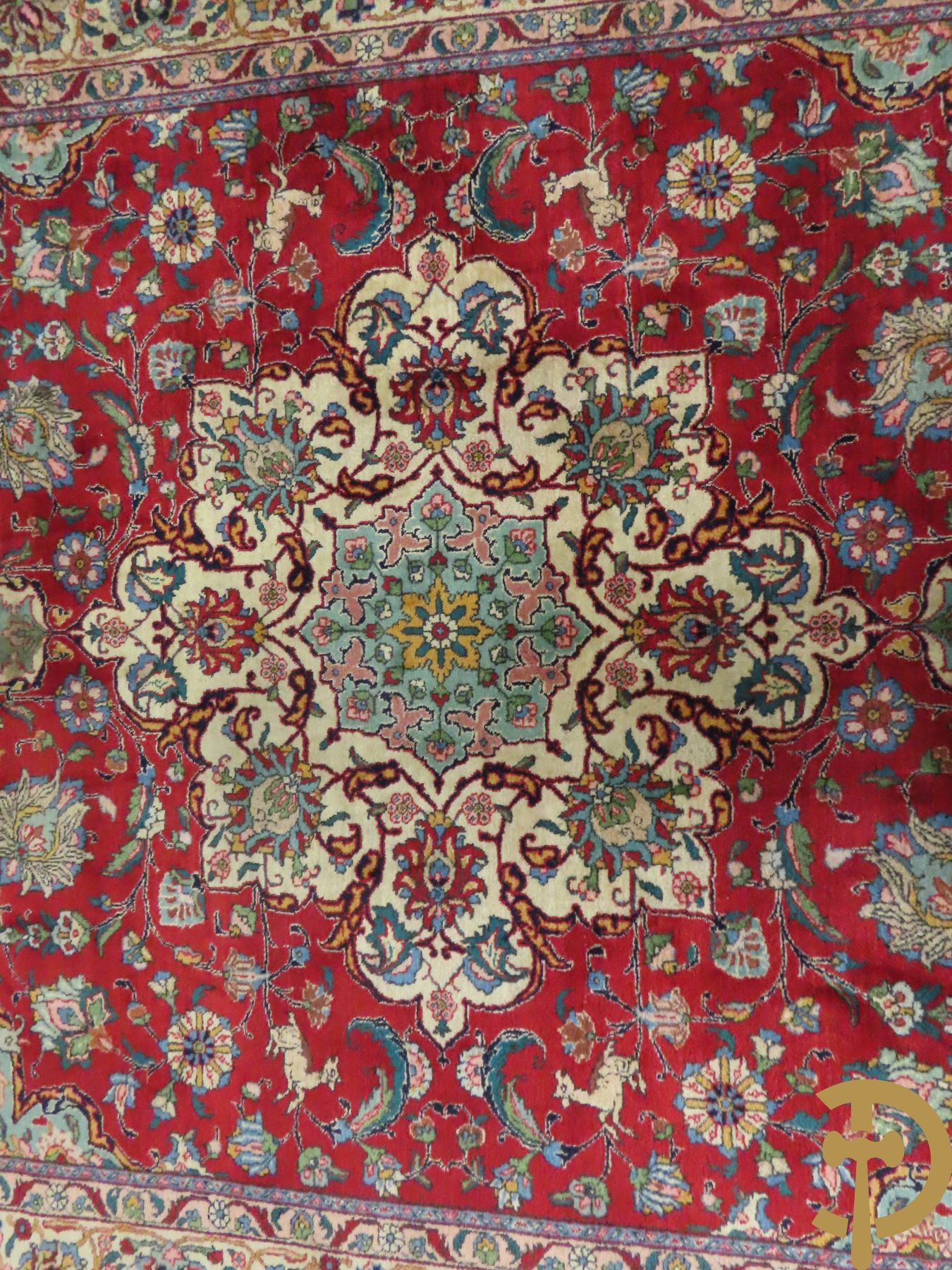 Oosters handgeknoopt tapijt met bloemen, dierenmotieven en centraal decor op rode fond