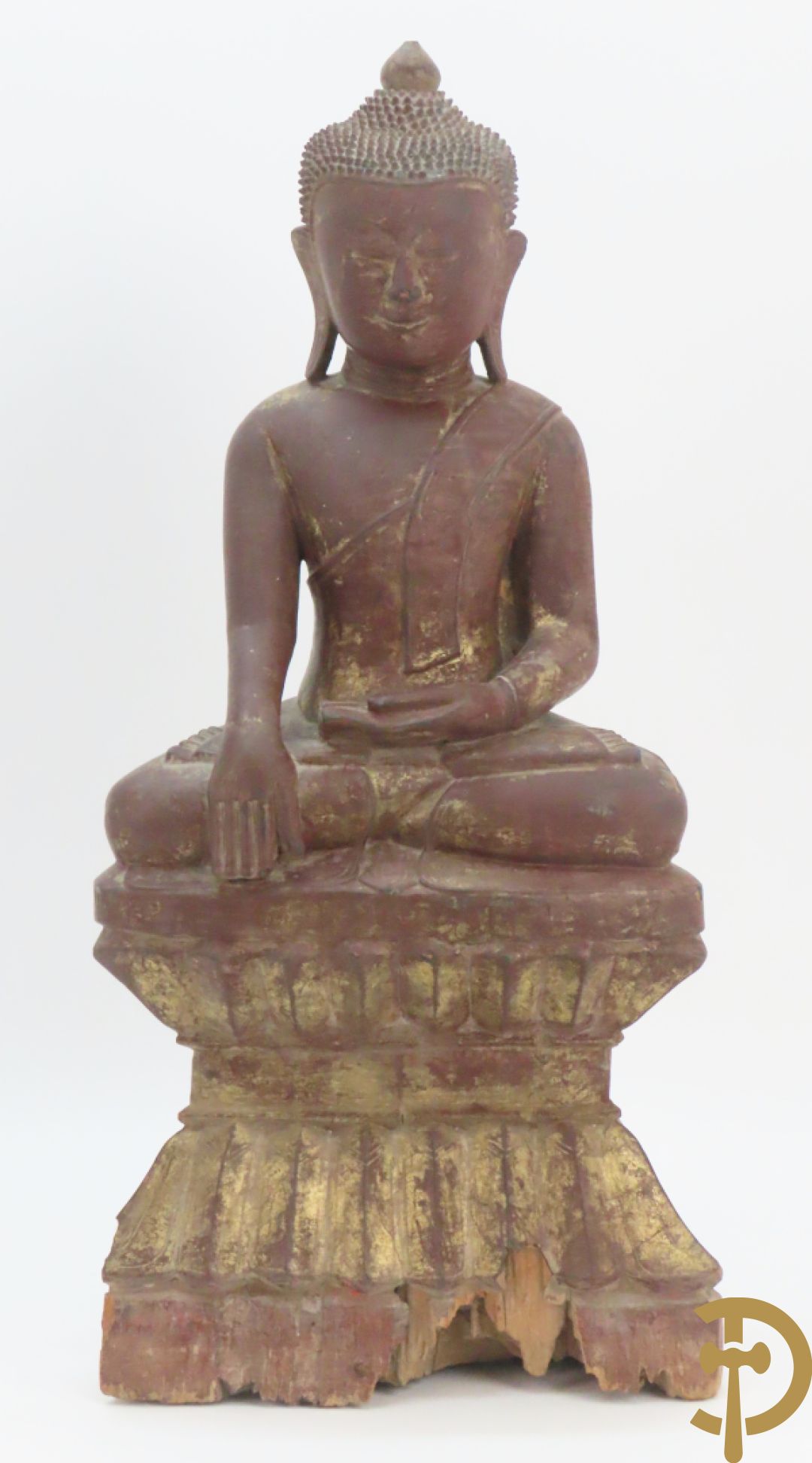 Houtgesculpteerde zittende boedha