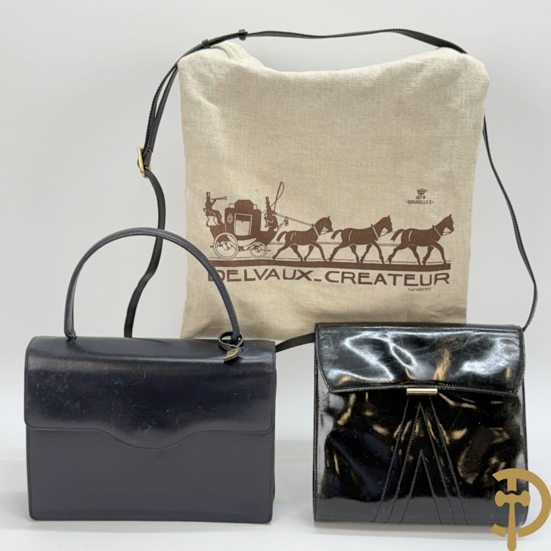 Blauwe lederen vintage Delvaux handtas + gelakte zwart lederen vintage Delvaux handtas met zak