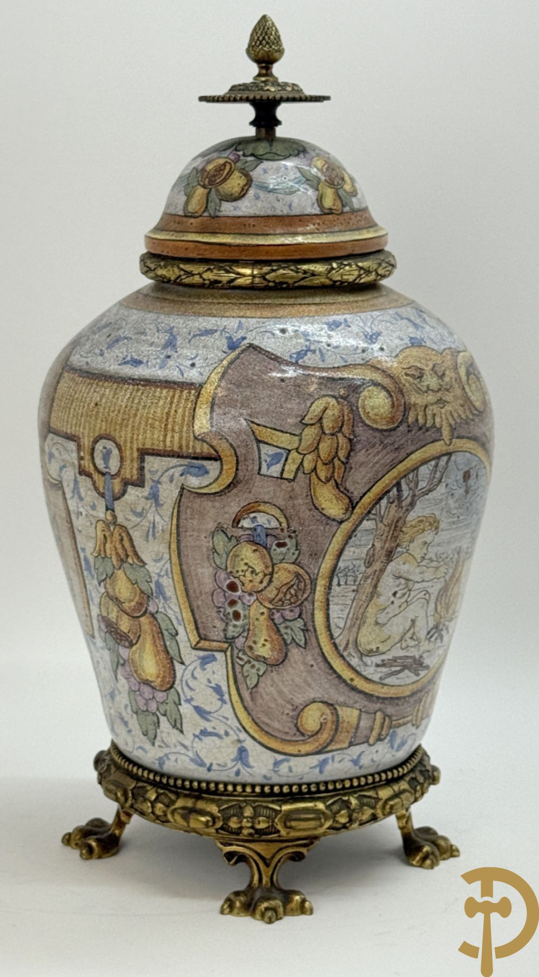 Dekselpotiche met decor van cupido in cartouche en bezet met bronzen ornamenten