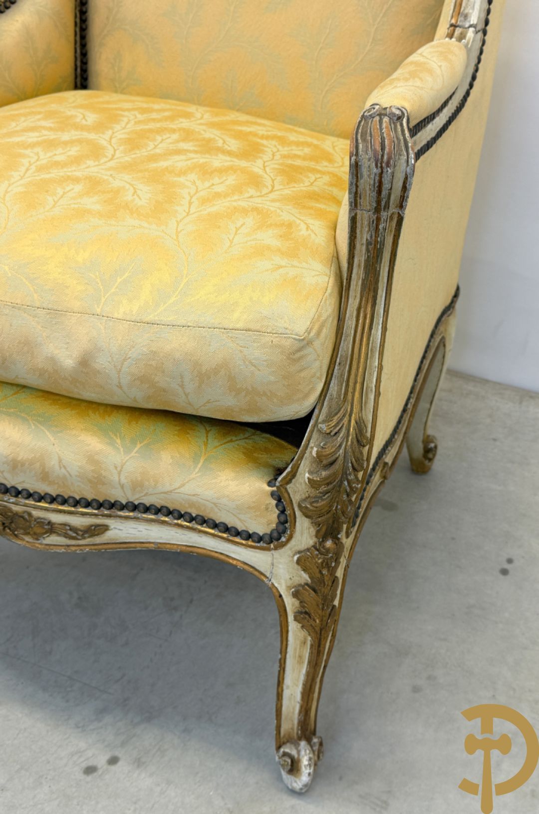 Paar Louis XV bergères met wangen, gesculpteerde accanthusranken en bloemenmotieven