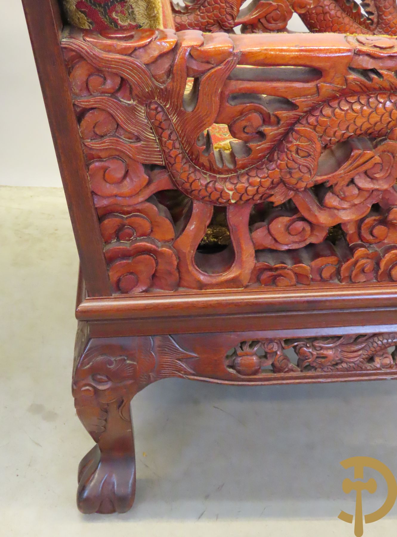 Aziatisch hardhouten salonensemble bestaande uit paar fauteuils met drakensculptuur en orientaalse motieven, paar lage banquettes, paar bijzettafels en salontafel