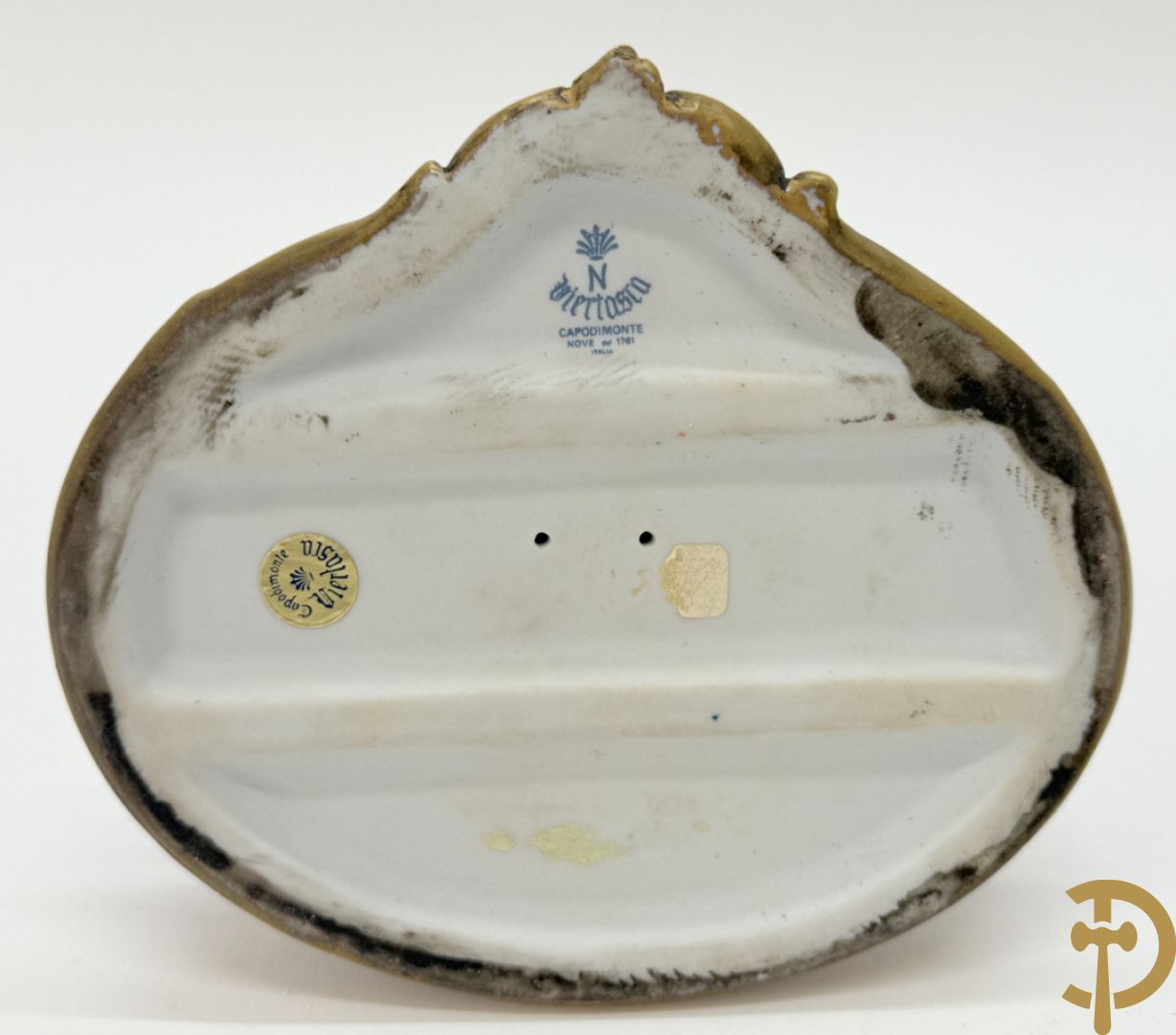 Paar gekleurde porseleinen sierbeeldjes op bronzen voet, Capo di Monte + 2 sierbeeldjes op bronzen voet