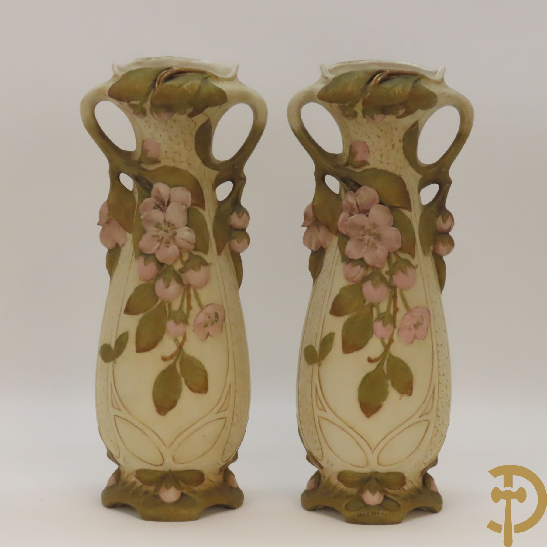 Paar Royal Dux vazen, Art Nouveau stijl, met bloemen bezet, Nummer 5505