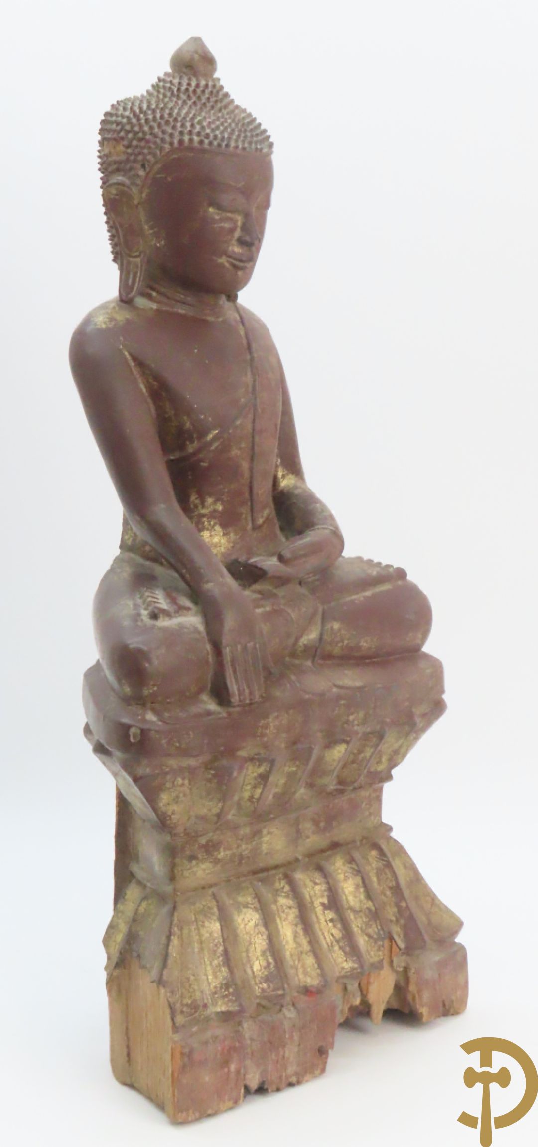 Houtgesculpteerde zittende boedha