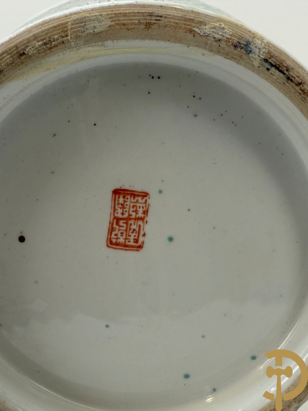 Paar Chinese vazen met geishadecor, rondom bezet met bloemen