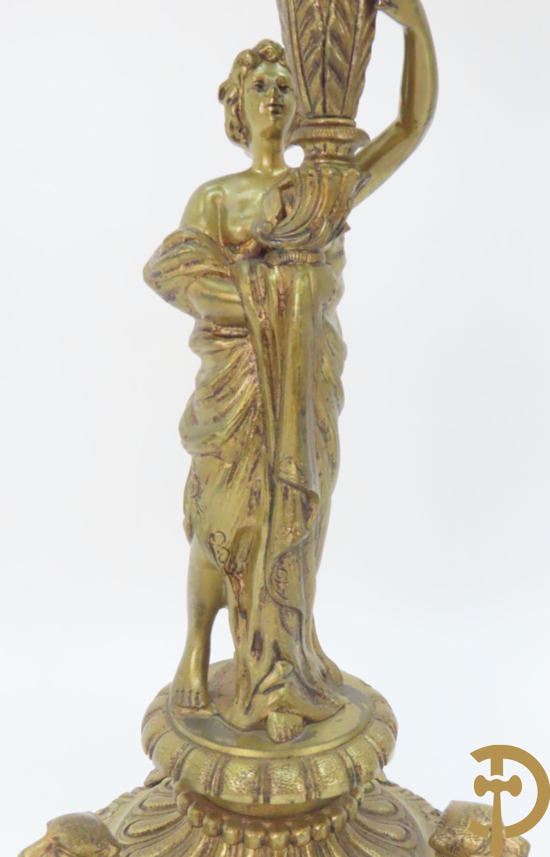 Paar bronzen kandelaars met dame houdende een toorts met 6 kaarsen