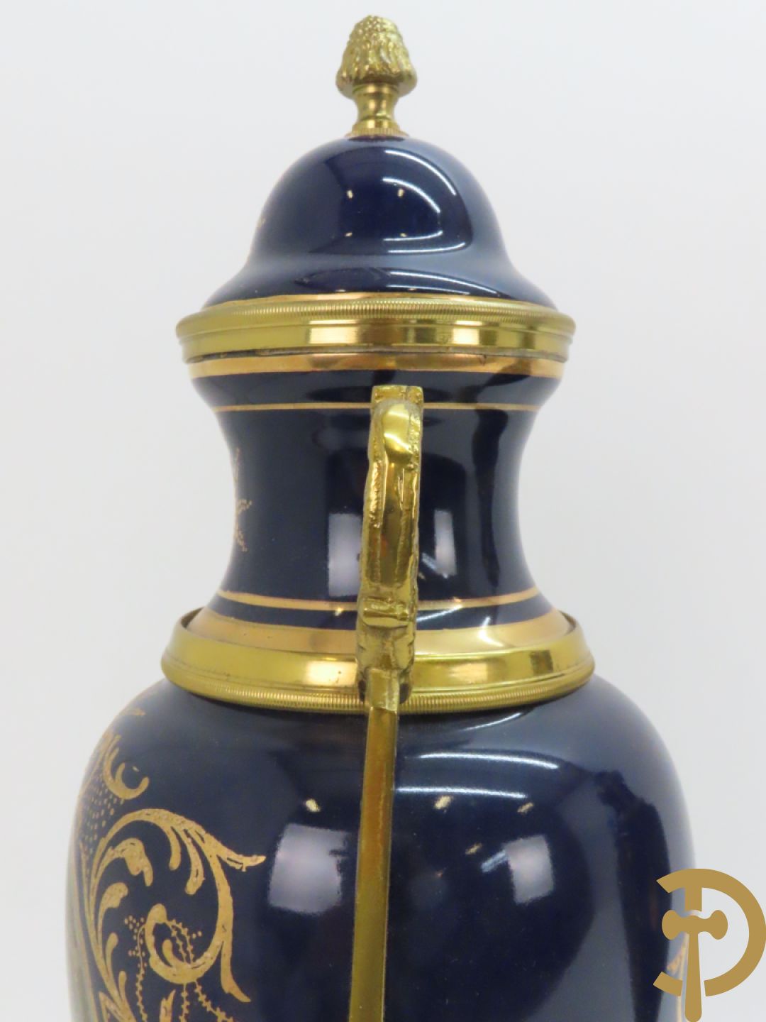 Paar kobaltblauwe dekselpotiches, Sèvres stijl