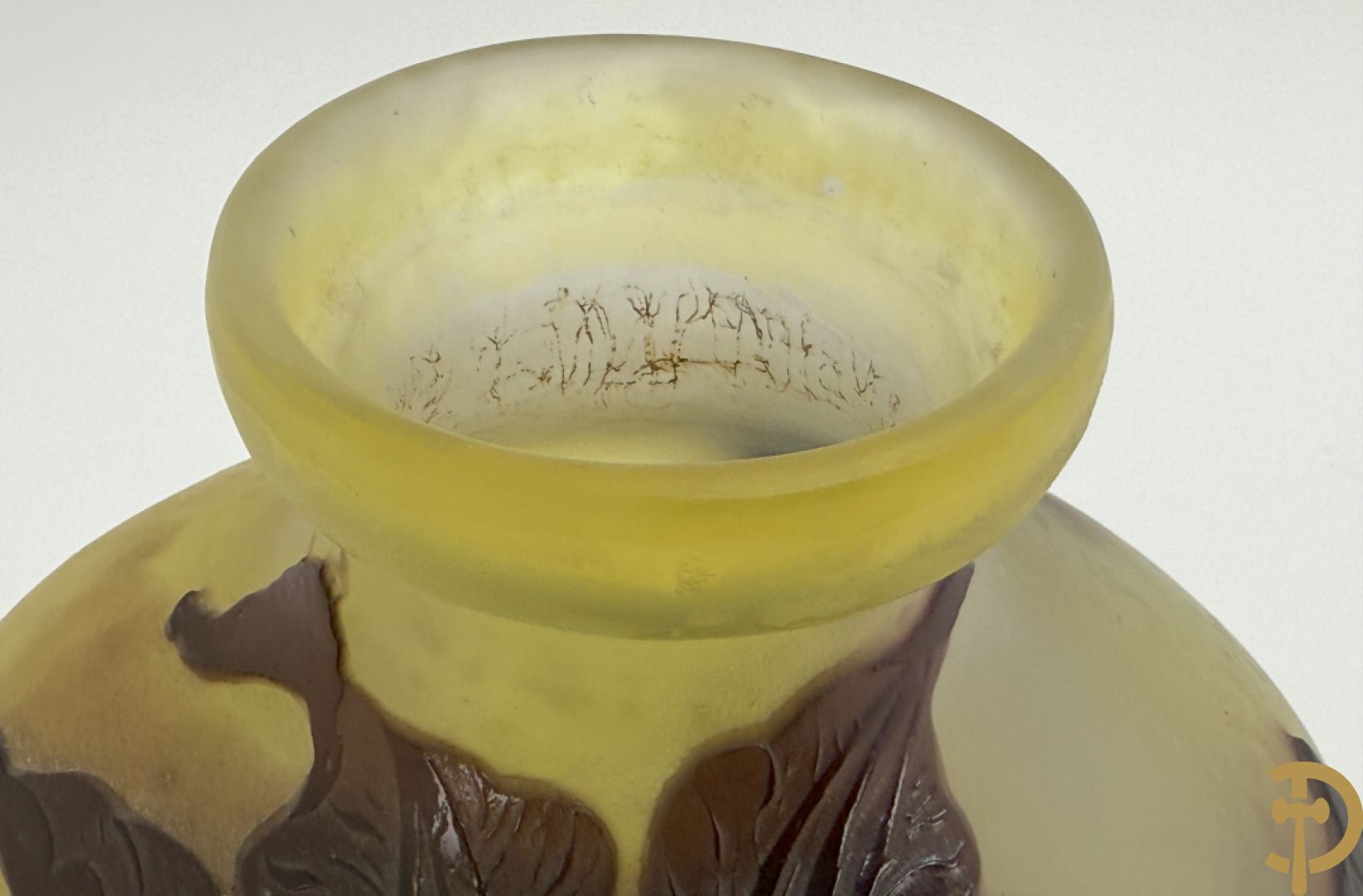 Art Nouveau vaas met gestyleerde bloemen, gezuurd en getekend Gallé