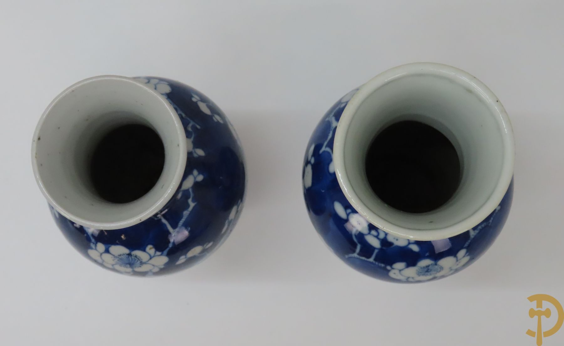 Chinees porseleinen blauw/wit vaasje met wijsgeren in landschap + 2 porseleinen blauw/wit vaasjes met bloemendecor, onderaan gemerkt
