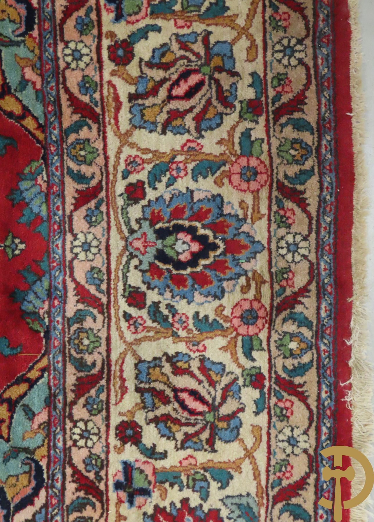 Oosters handgeknoopt tapijt met bloemen, dierenmotieven en centraal decor op rode fond