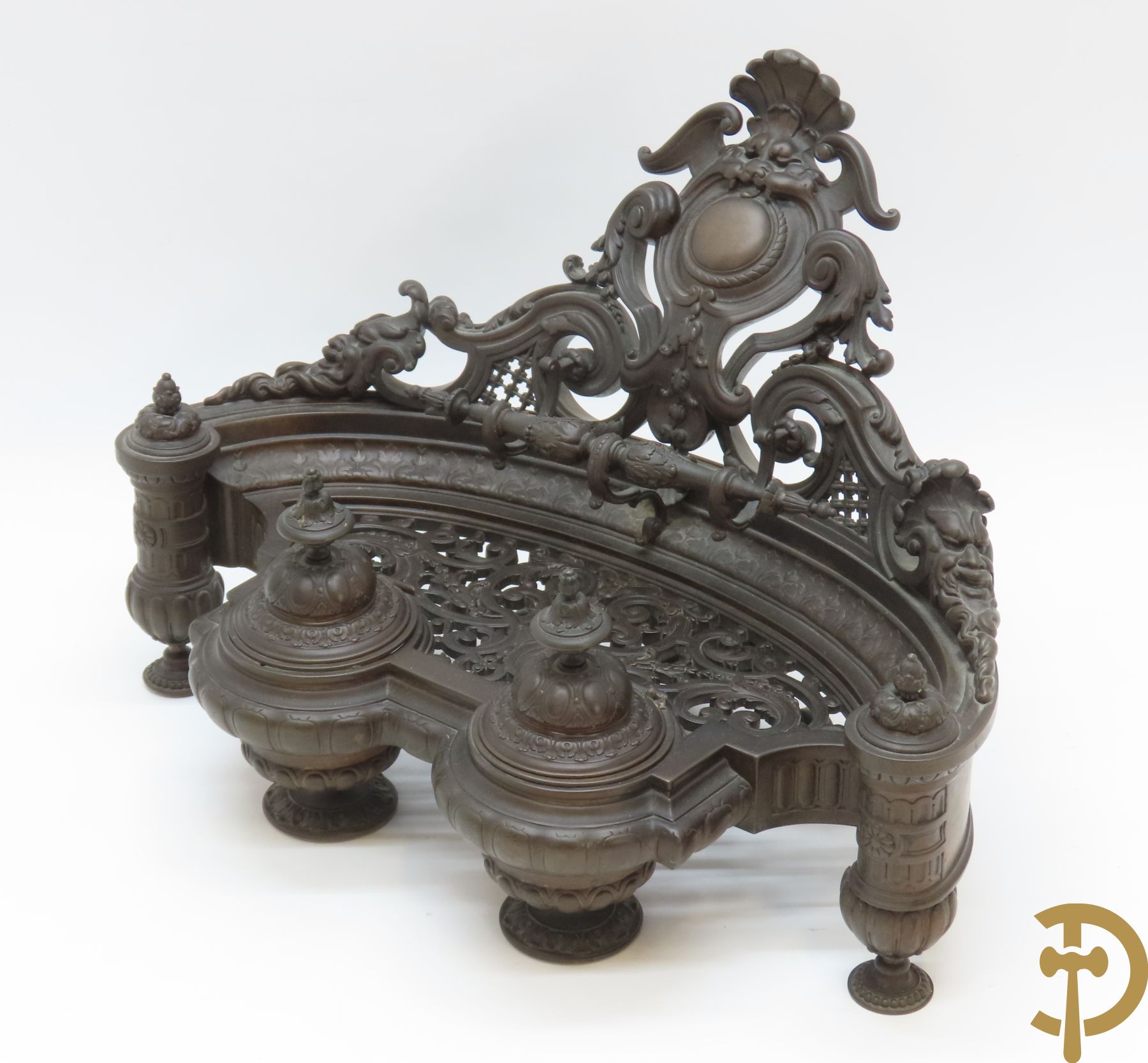 Bronzen Neo Renaissance inktstel met rocailles en bladmotieven