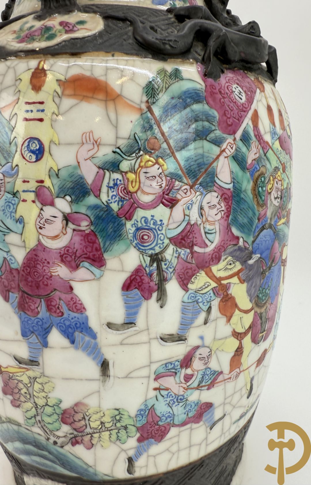 Paar Nankin vazen met dansende figuren en krijgertaferelen op houten sokkels