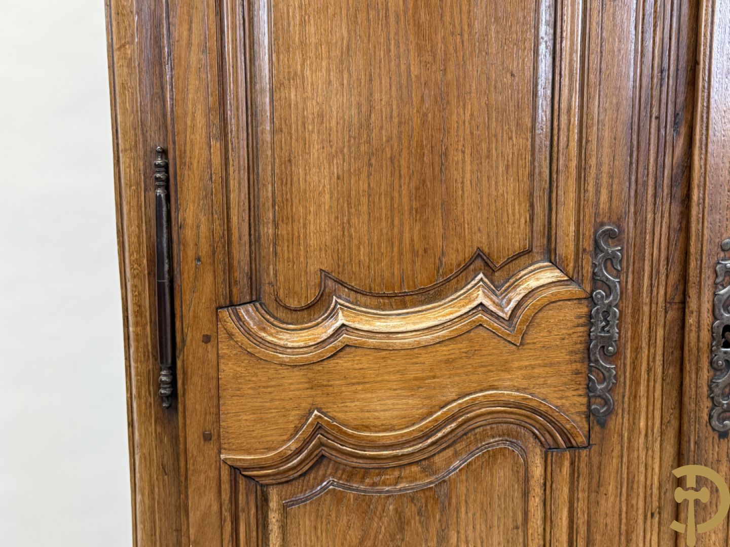 Massief eiken tweedeurskast met gezwaaide deuren op voluutvormige poten