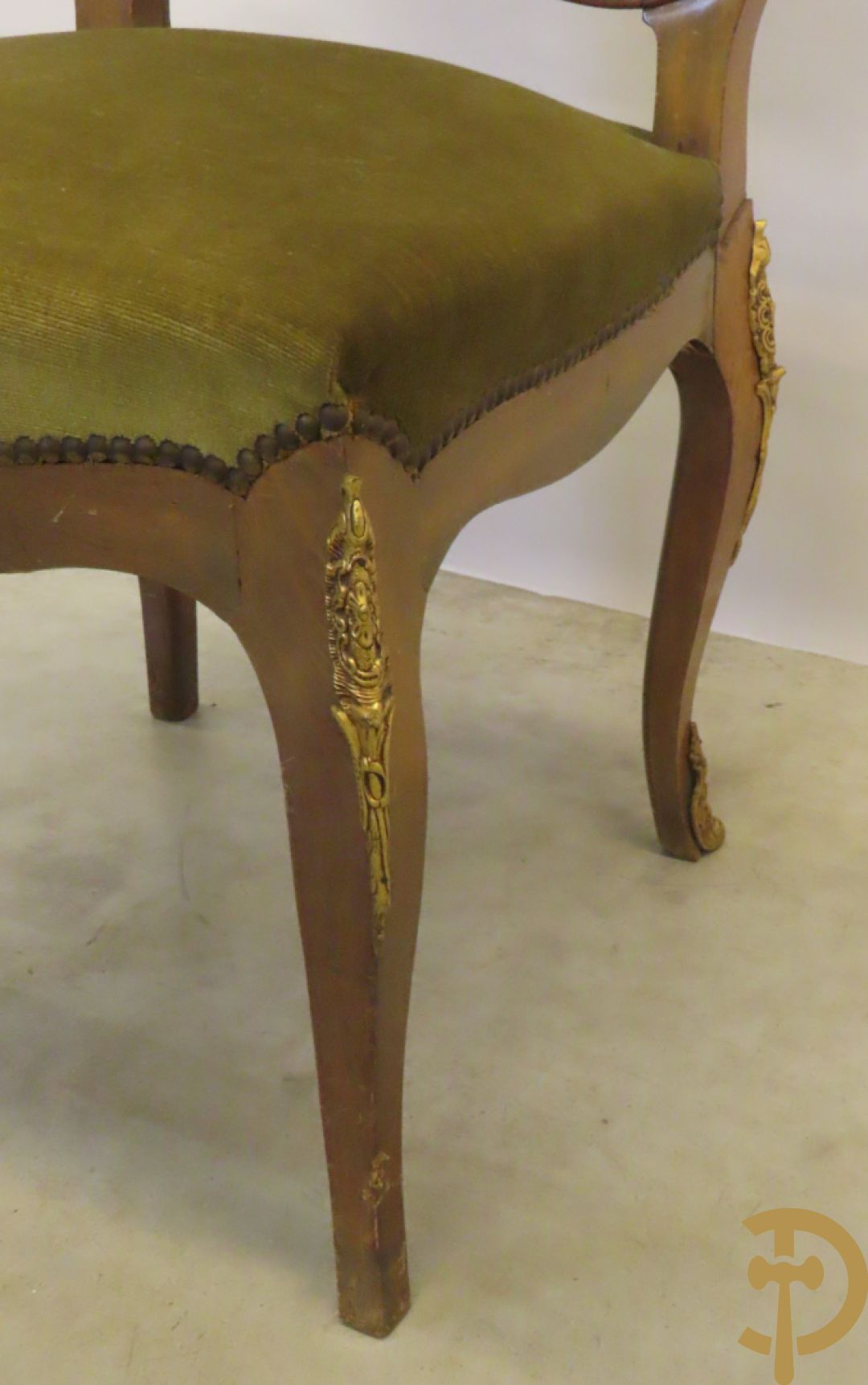 Gemarketteerde ovale notelaren tafel bezet met bronsbeslag van dameshoofden + stoel