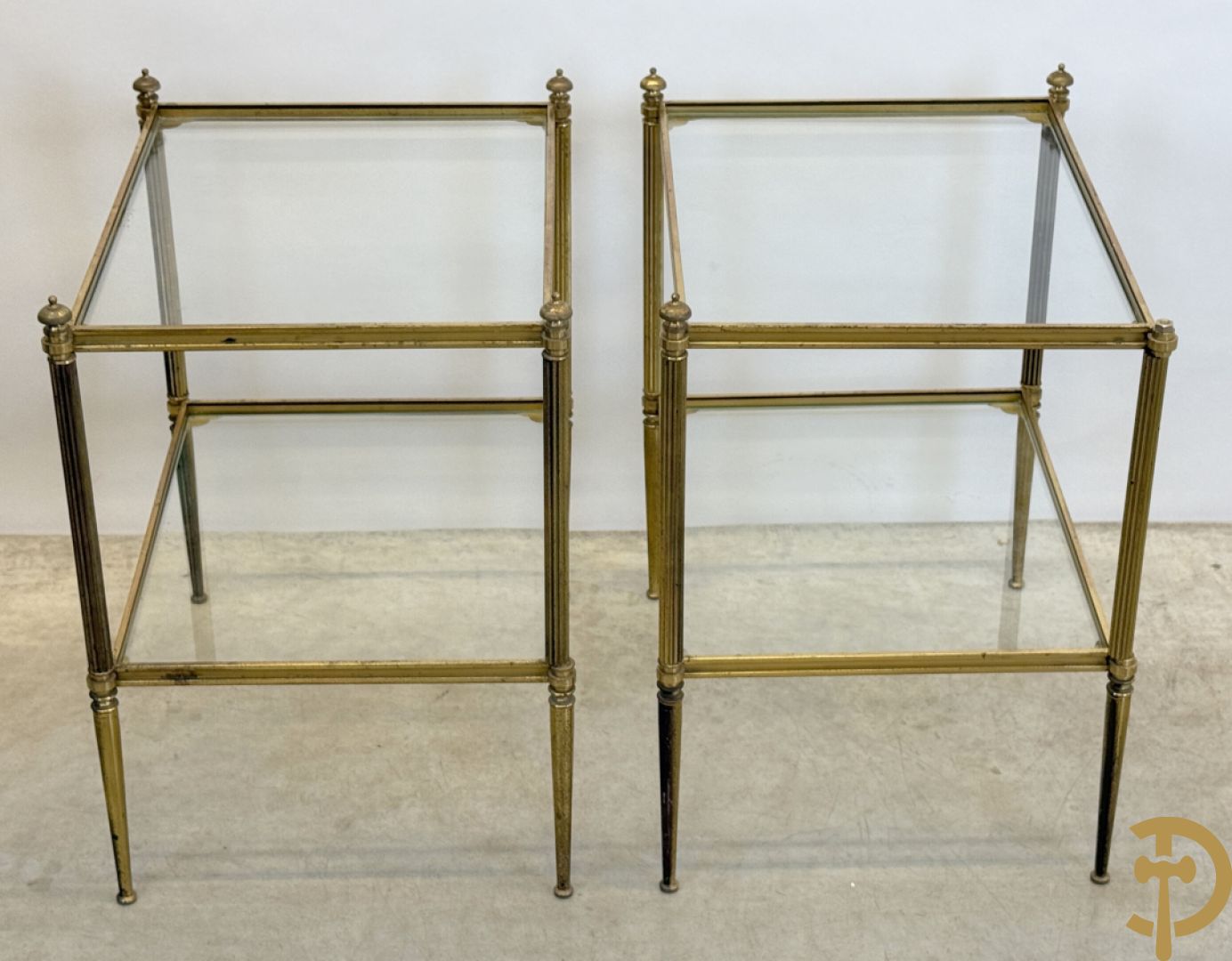 Paar koperen bout de canapé bijzettafels + koperen étagèretafel met gefumeerd glas