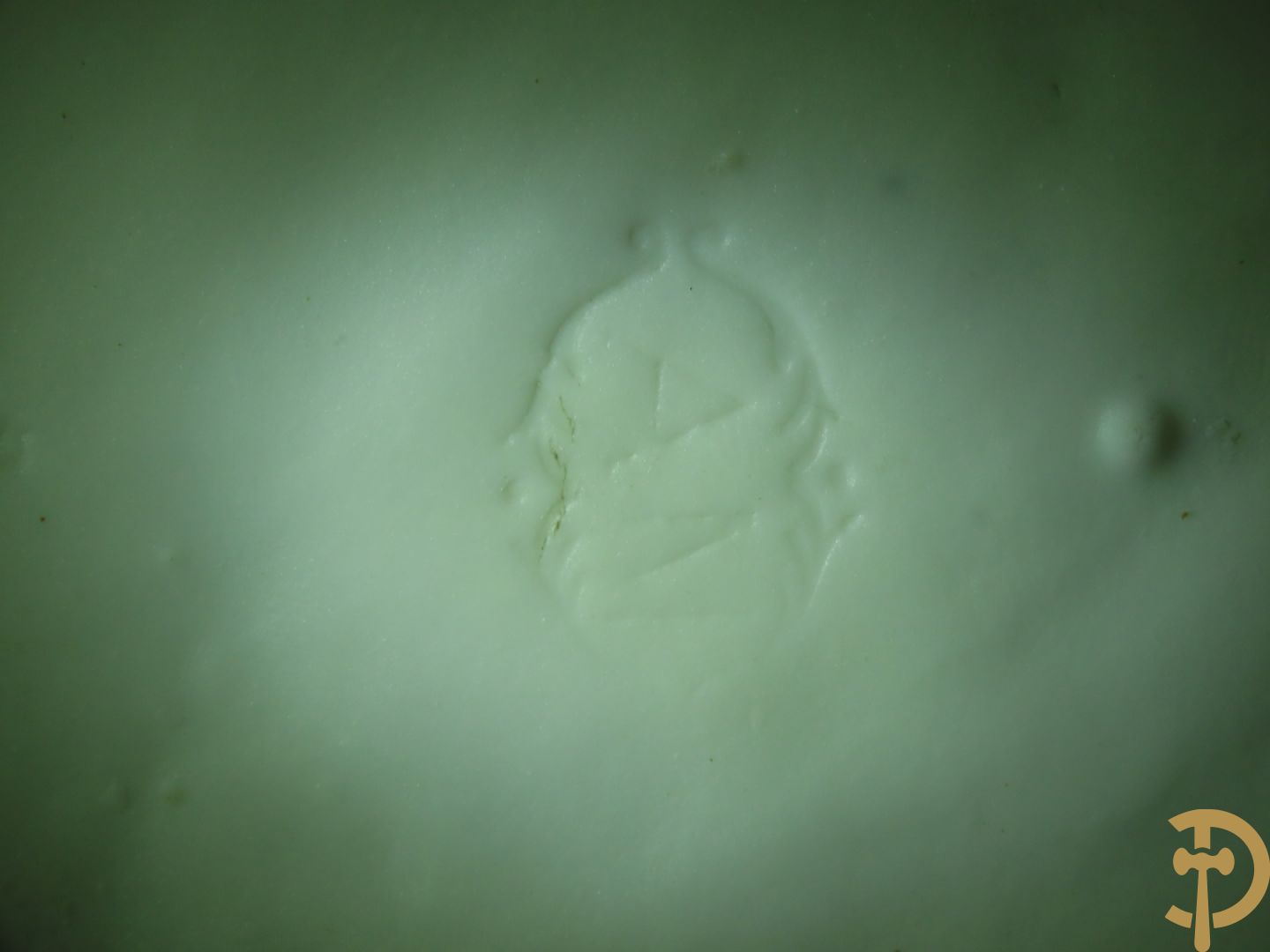 Paar grote witte biscuits van elegant koppel, onderaan gemerkt AM