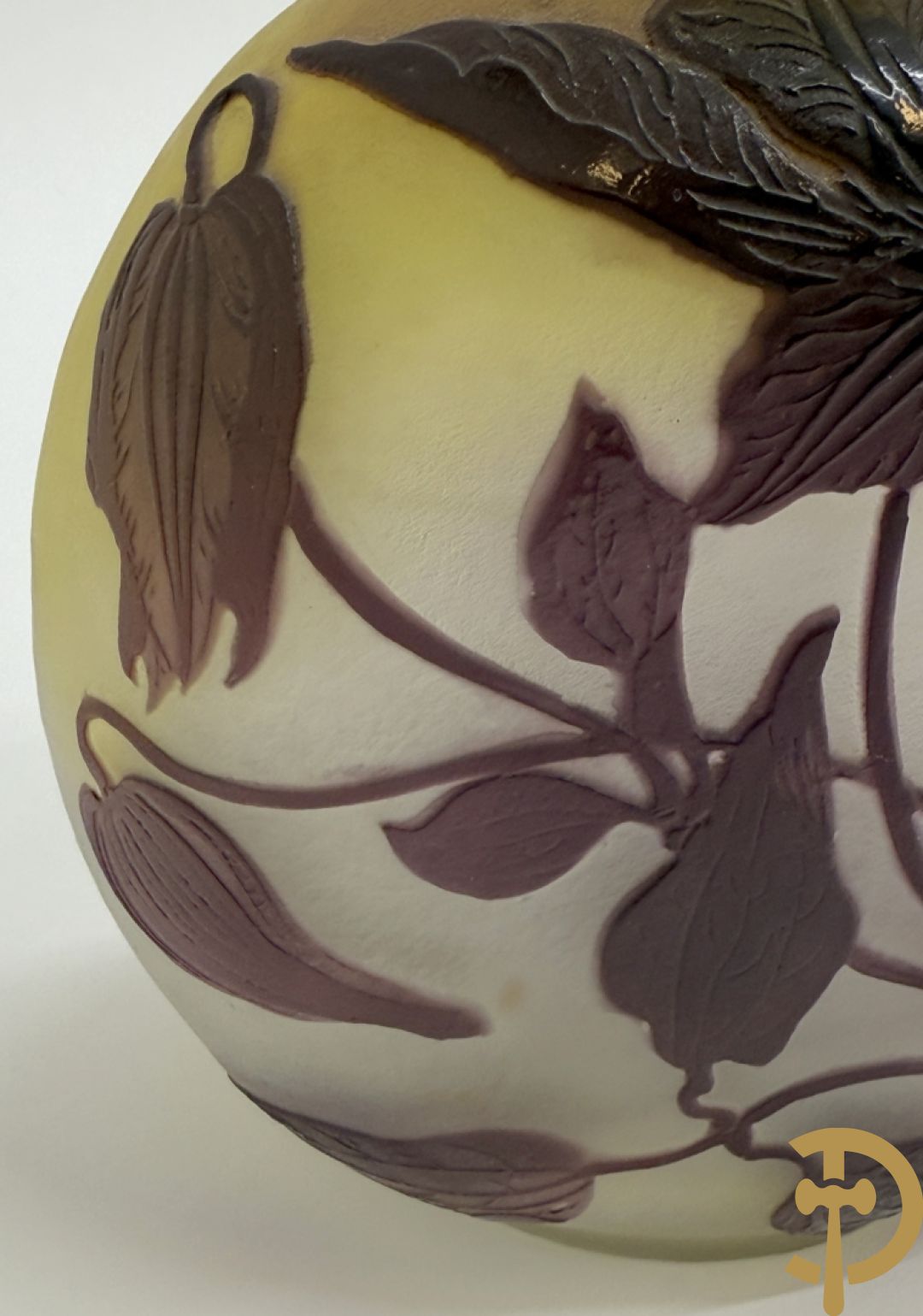 Art Nouveau vaas met gestyleerde bloemen, gezuurd en getekend Gallé