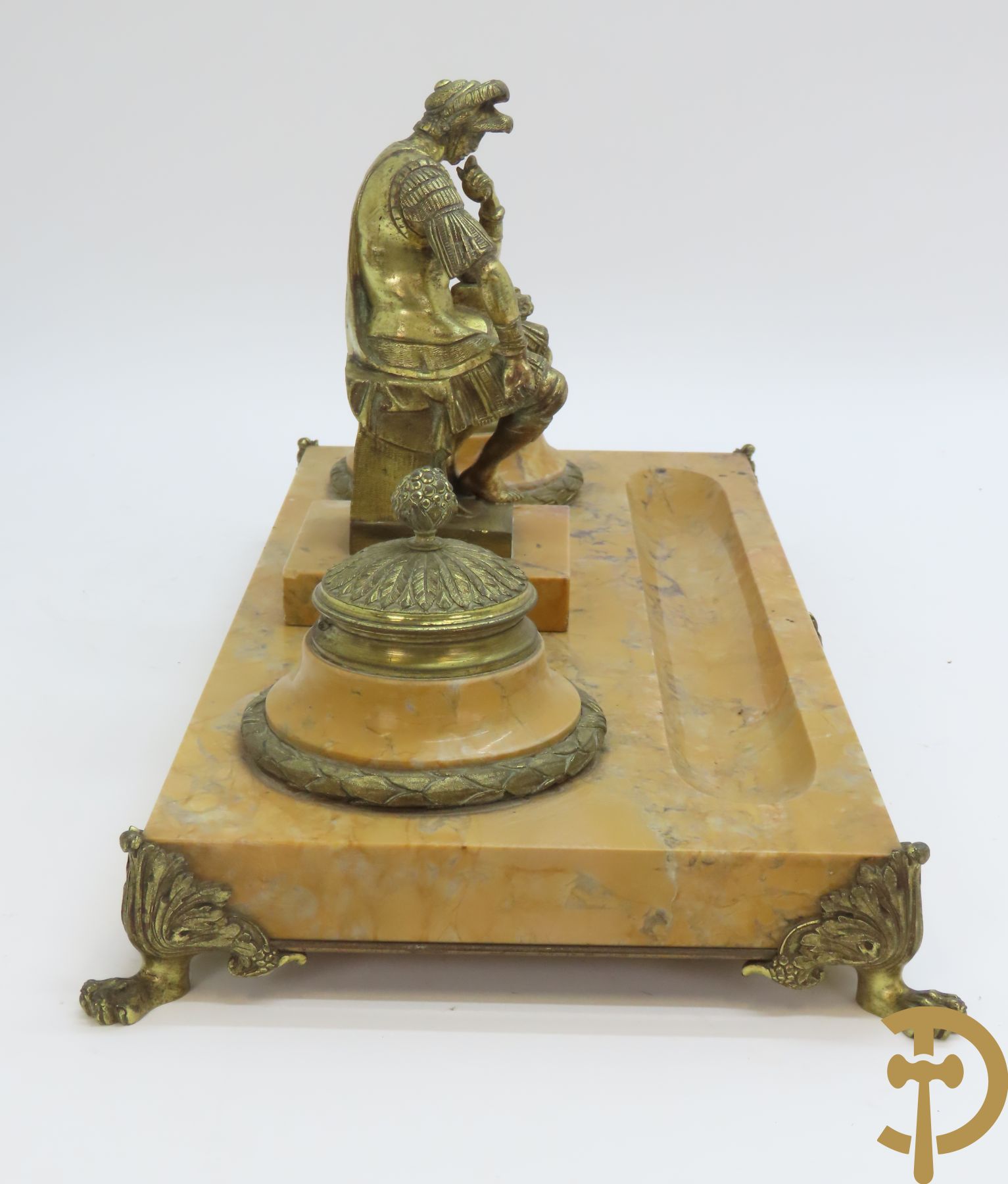 Marmeren inktstel met centraal verguld bronzen beeld met figuur van Lorenzo De Medici naar Michelangelo marmeren brievenhouder