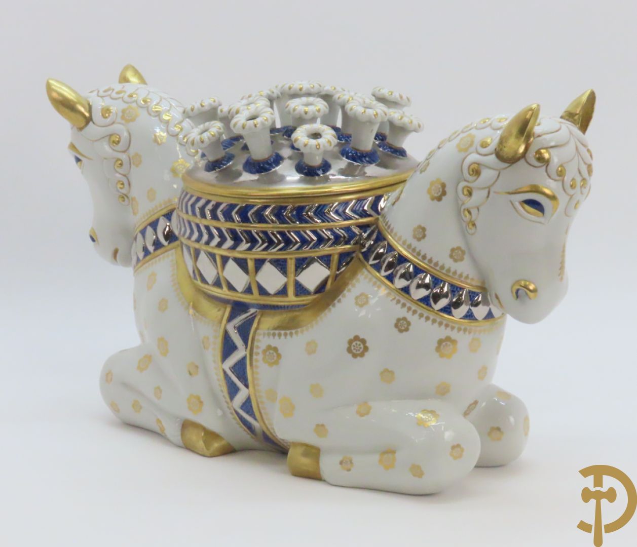 Keramieken beeld met 2 paardenkoppen, centraal met pique fleur, Italiaans, onderaan gemerkt Mangani