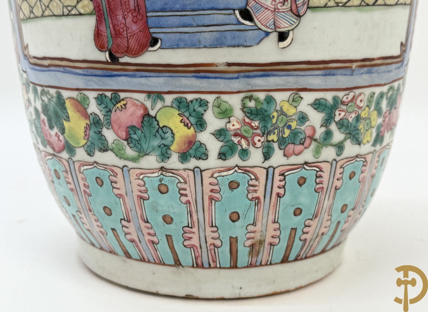 Chinese porseleinen vaas met geanimeerd decor en fond van bloemen, Kanton 19e