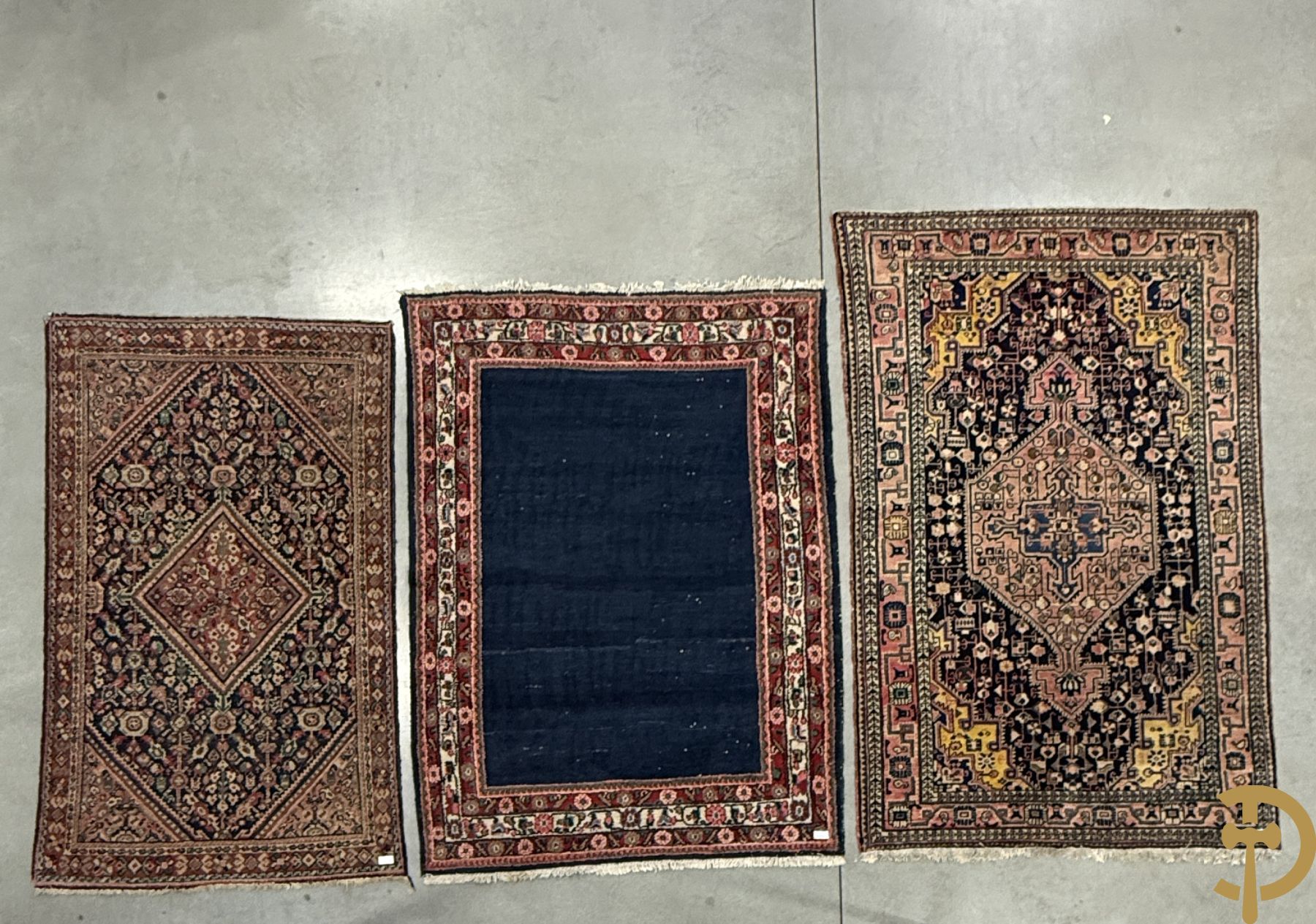 Drie oosterse handgeknoopte tapijten met blauwe fond