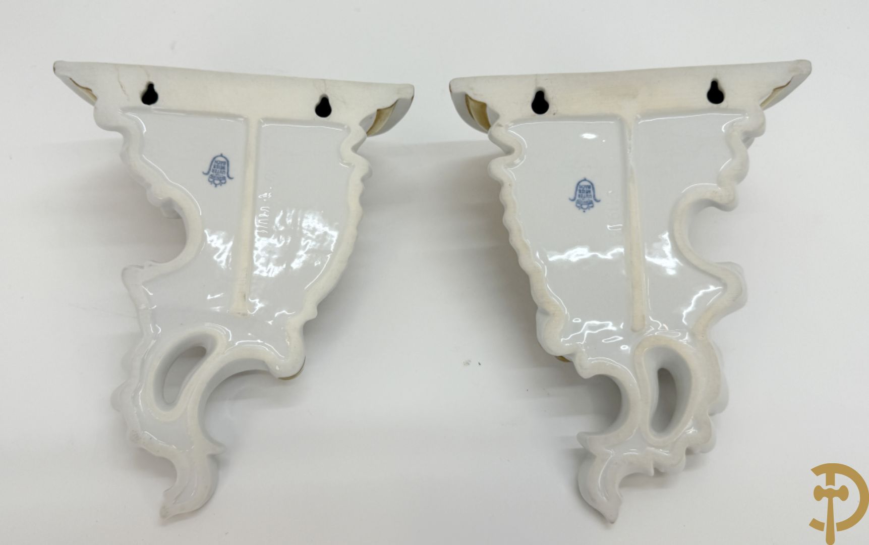 Vijf porseleinen lieftallige figuren, Unterweisbach en Sax + 2 porseleinen consooltjes met rocailles