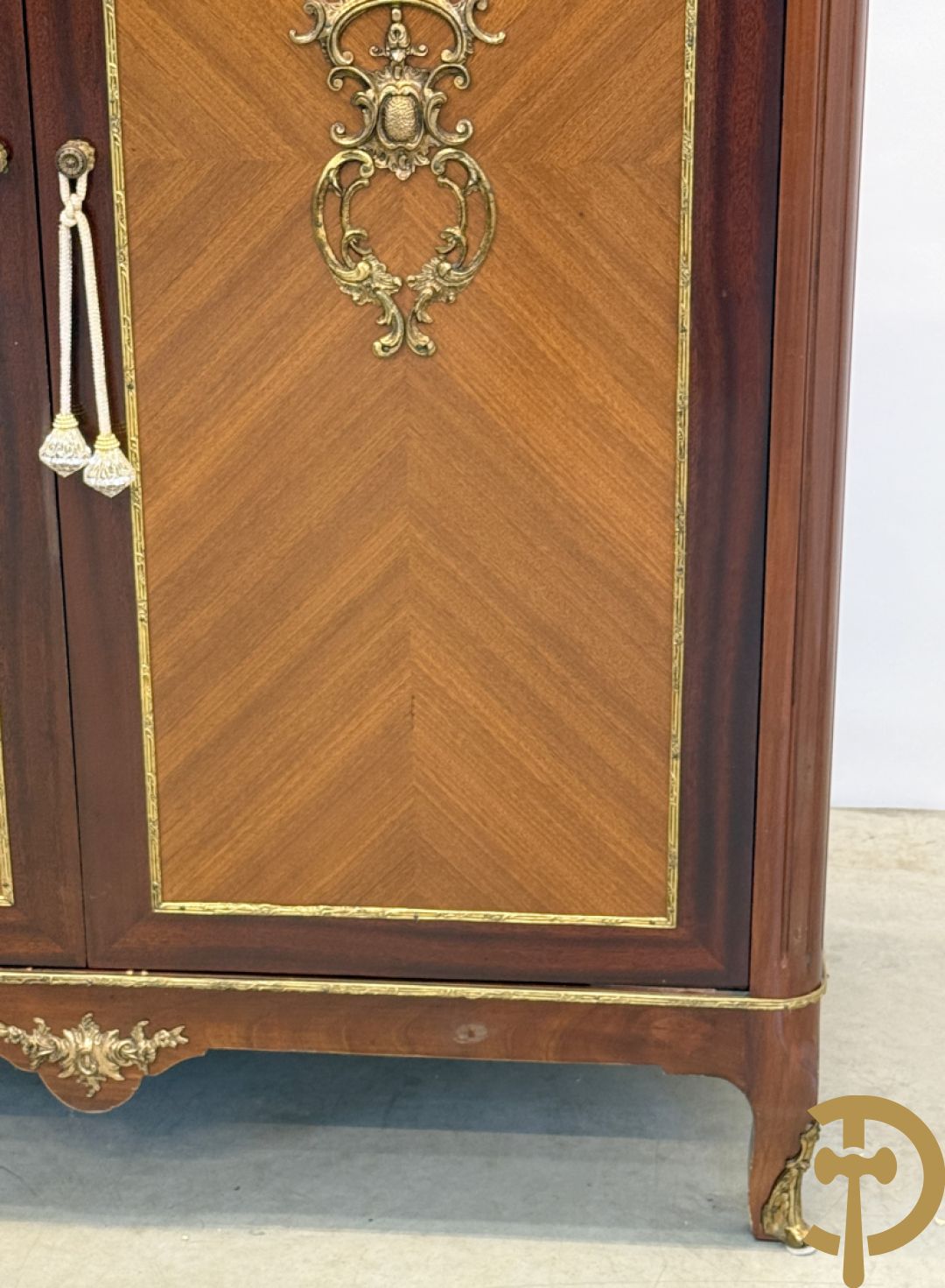 Notelaren tweedeurskast met bronsbeslag