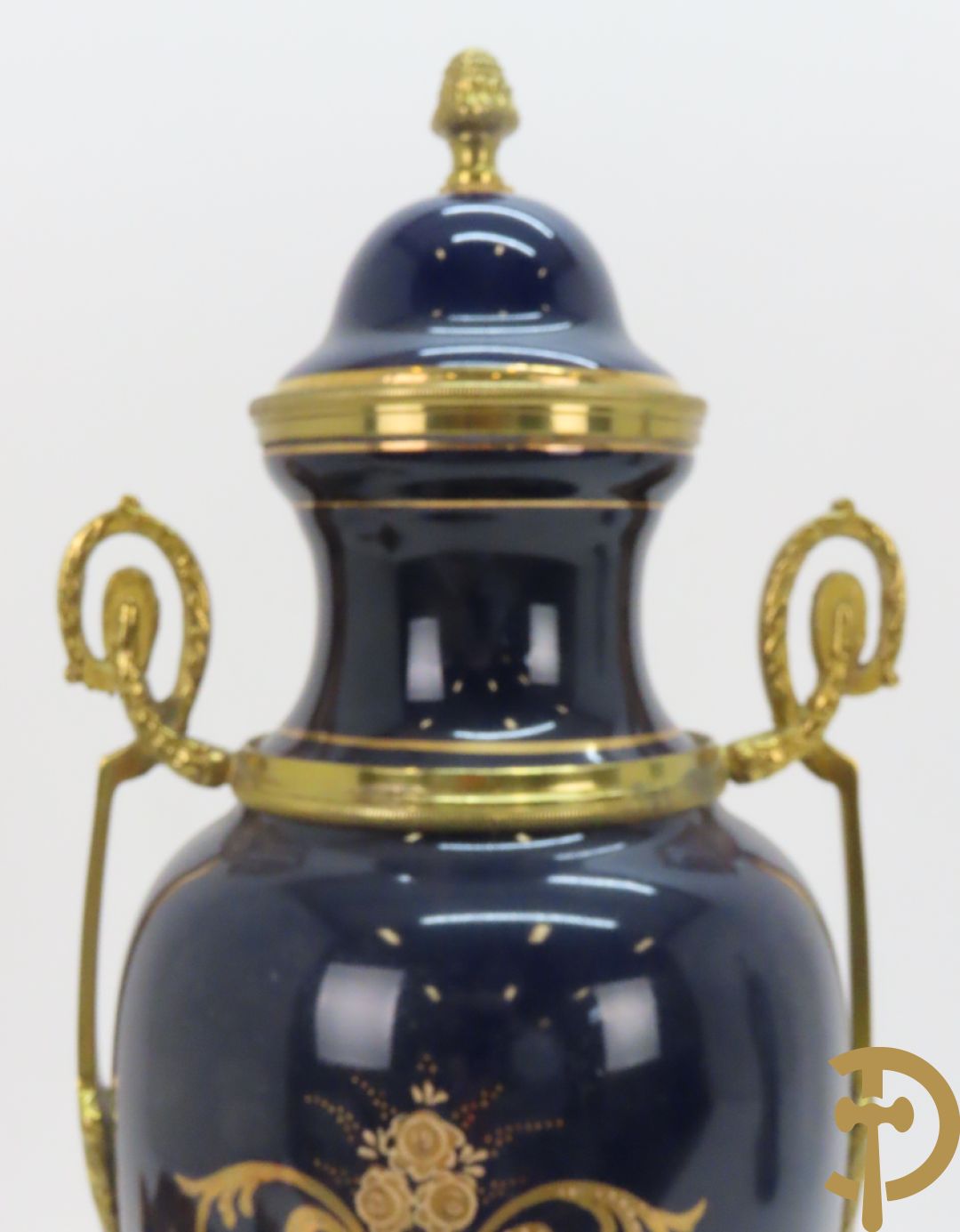 Paar kobaltblauwe dekselpotiches, Sèvres stijl