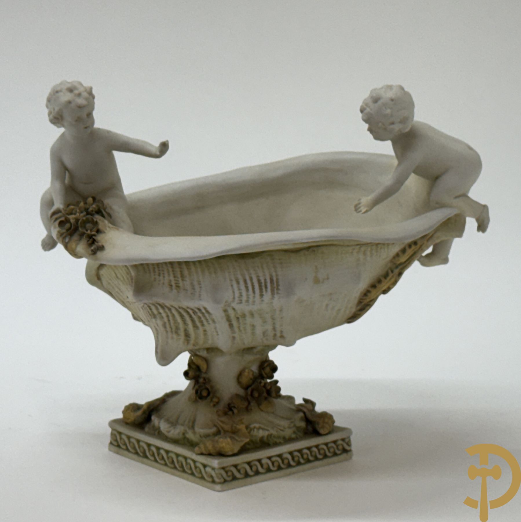 Biscuit coupe rocaille met 2 cupido