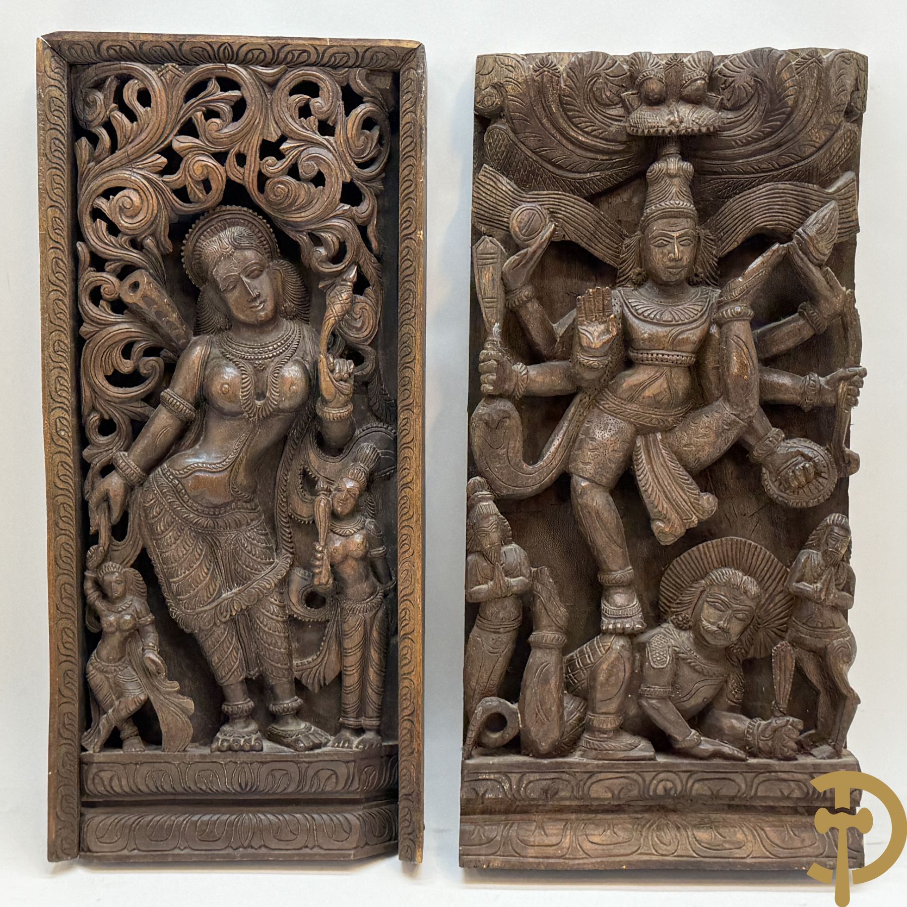 Paar Indische houtgesculpteerde basreliefs van geisha