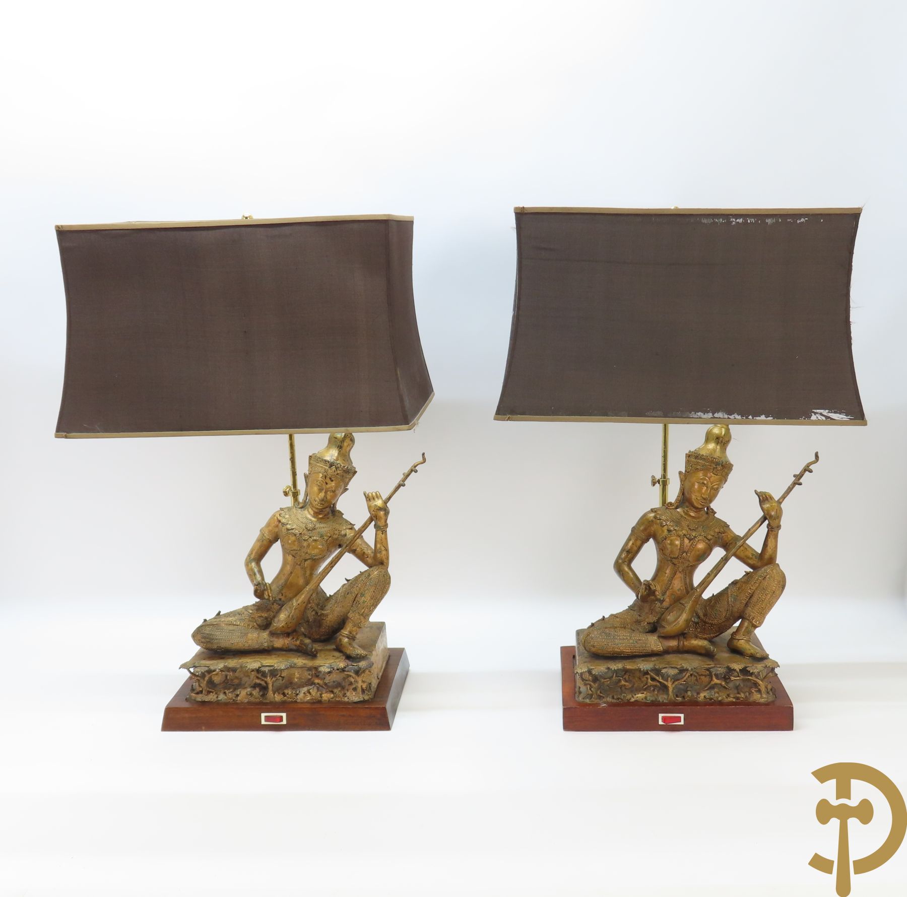 Paar zittende bronzen boedhistische figuren met citaar gemonteerd als lampadaire