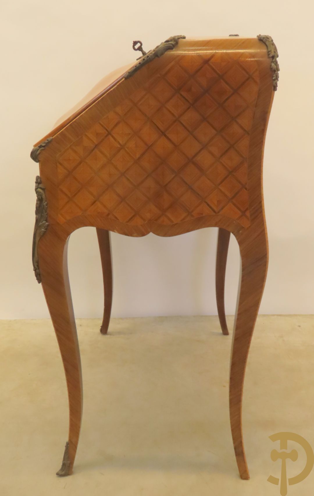 Notelaren damesklapsecretaire met parkettage en zonnestraalfineer, bezet met bronsbeslag - op voluutvormige poten