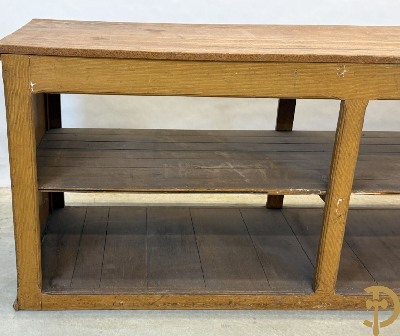 Pine winkeltoog met étagère in faux bois beschilderd