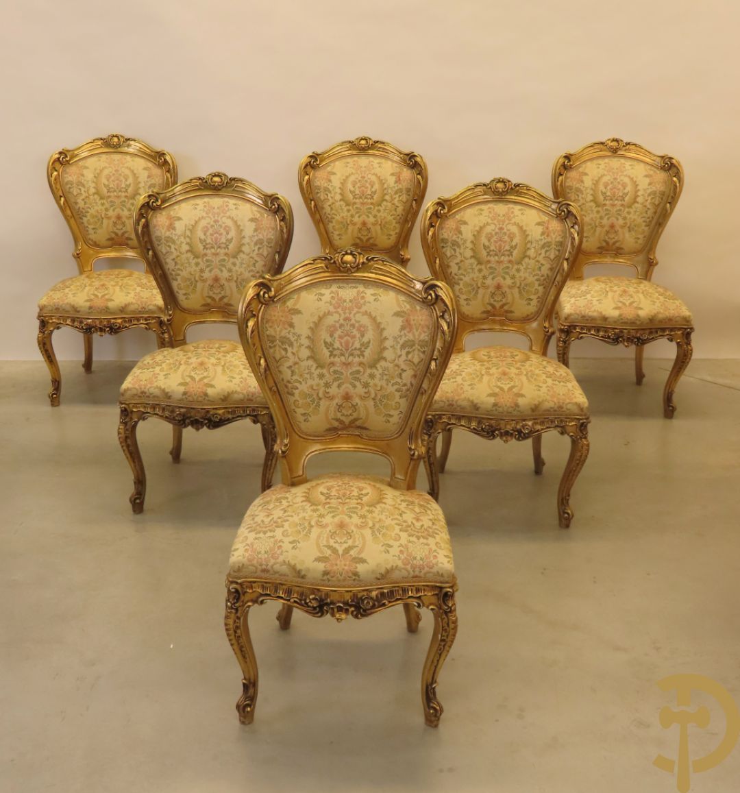 Uitzonderlijke vergulde Louis XV eetkamer bestaande uit vijfdeursdressoir met voluutvormige accanthusranken en rocailles, beschilderd met bloemenmotieven en centraal tafererel met hoornen des overvloeds + bijhorende spiegel vergulde tafel op voluutvormige poten met zes bijhorende stoelen + vitrine met accanthusranken en centrale deur, op voluutvormige poten