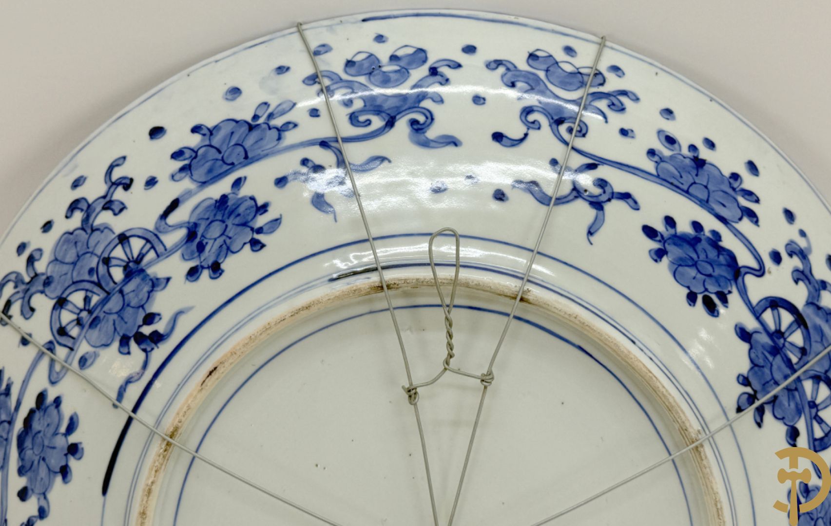 Grote Japanse Imari schotel met decor van draken, vissen en bloemen