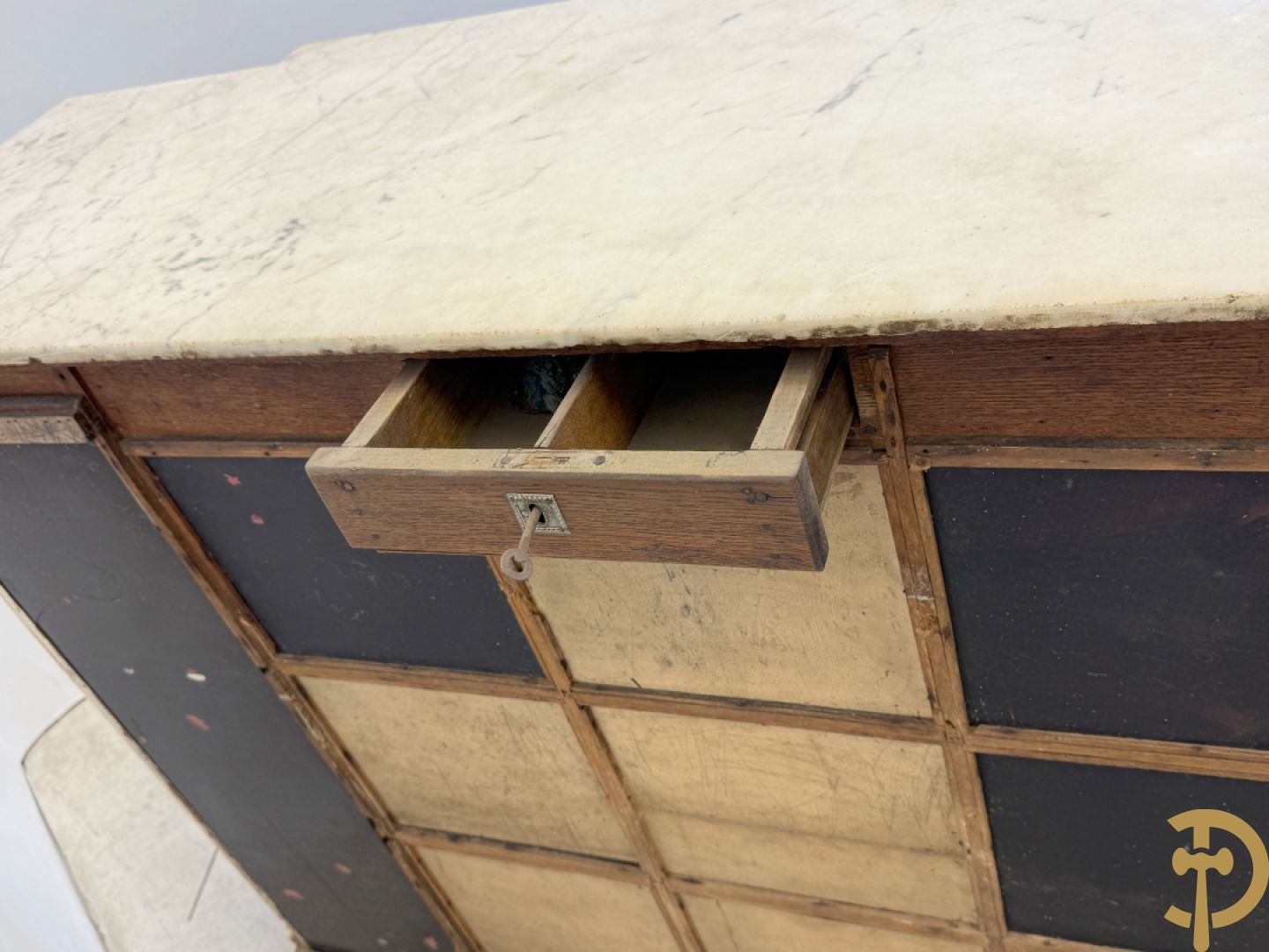 Louis XVI vitrine als toonbank met 2 deuren en 2 zijkanten - met wit marmeren blad