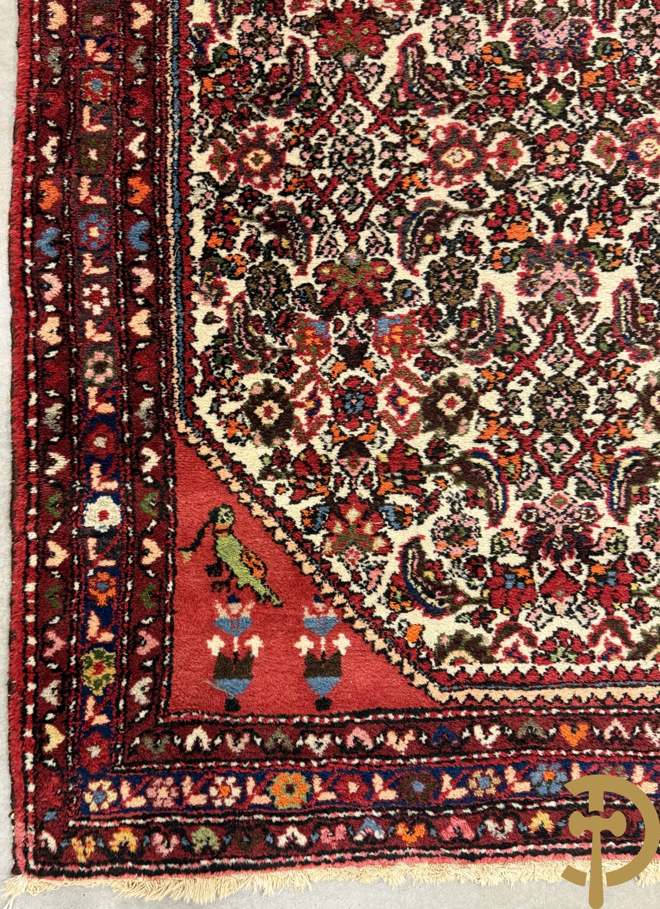 Drie oosterse handgeknoopte tapijten met bloemen- en vazendecor