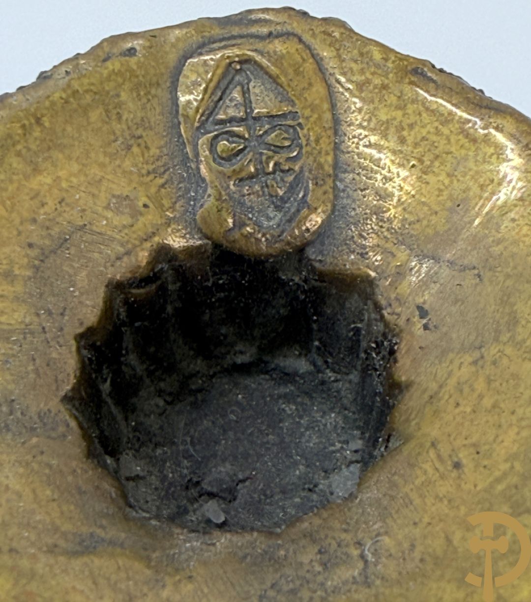 Gemonogrammeerd met symbool bovenaan 