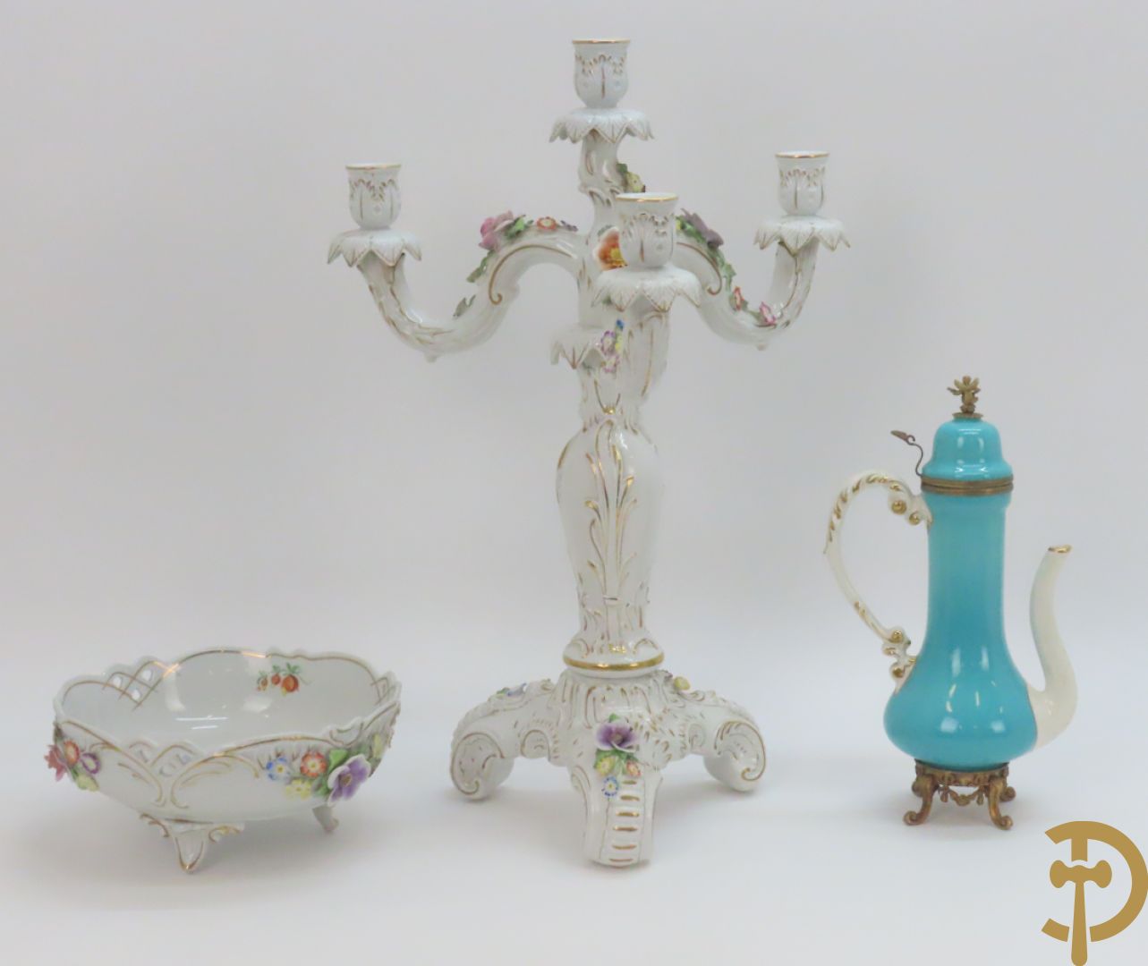 Driearmige porseleinen kandelaar met bloemenmotieven, onderaan gemerkt Plaue + porseleinen coupe Plaue + Limoges schenkkan met bloemendecor