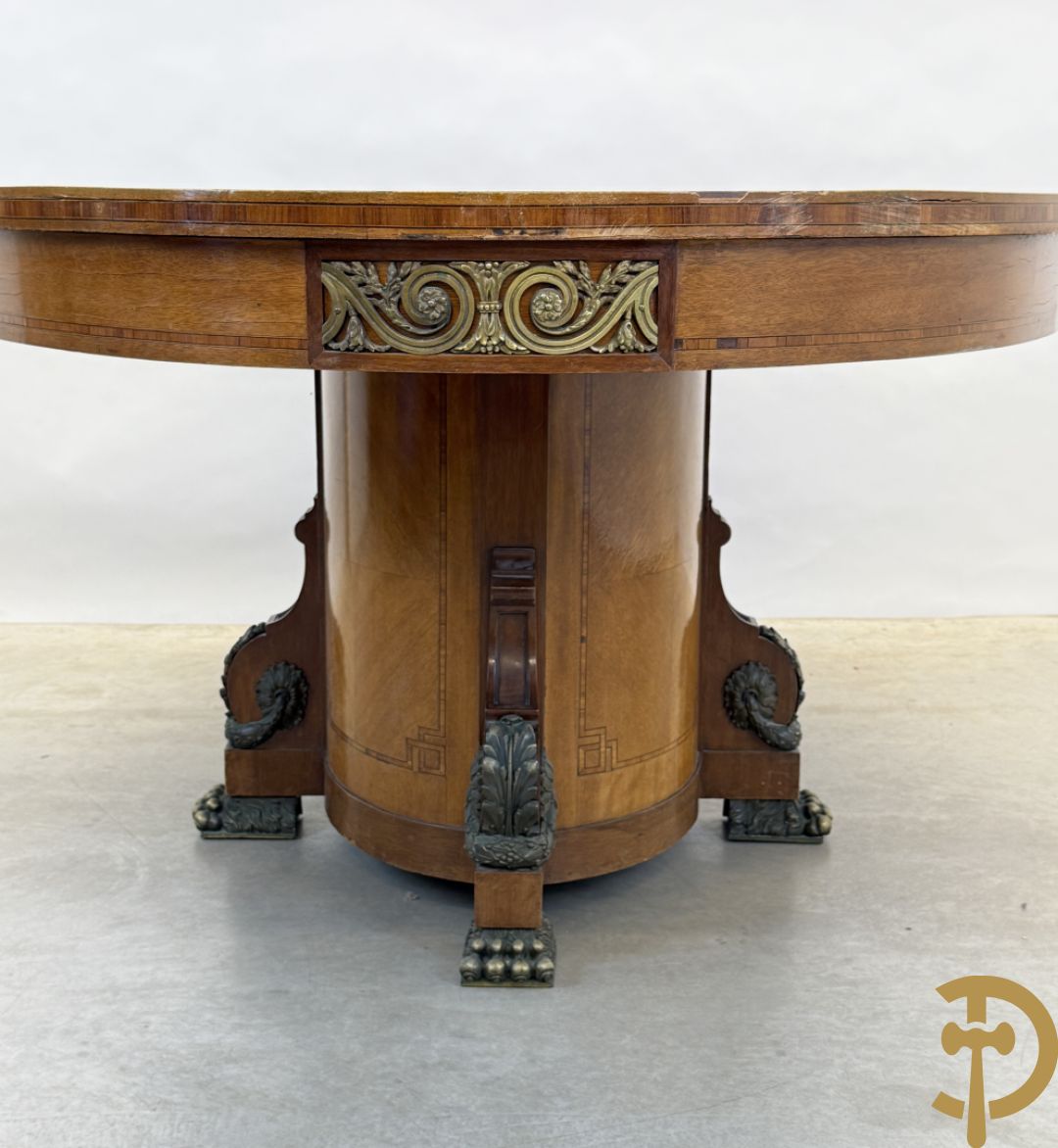 Ovale geparketteerde notelaren tafel bezet met bronzen ornamenten, Art deco Decoene