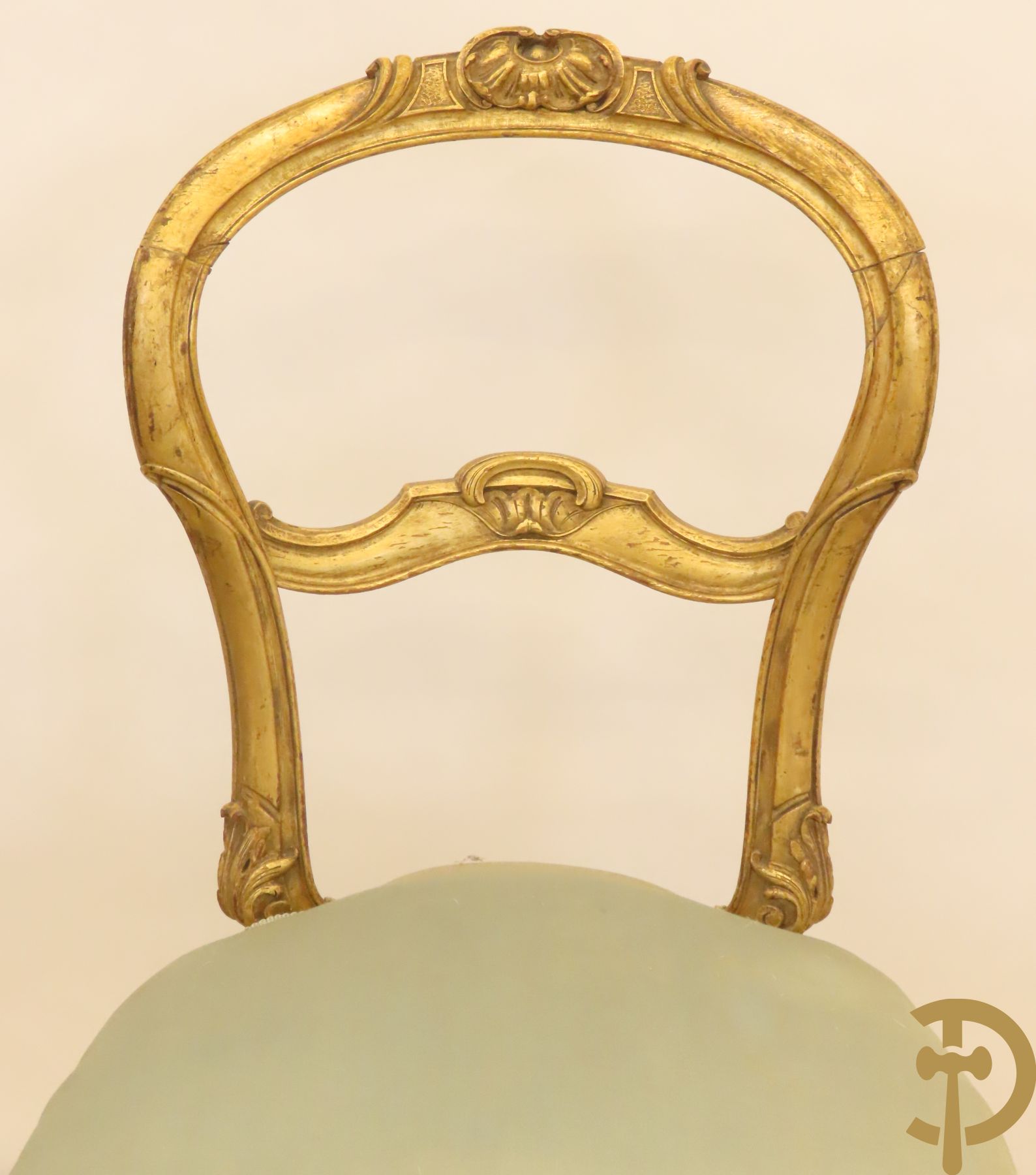 Gondelvormige notelaren armzetel Louis XV stijl met wangen op voluutvormige poten + 2 zwartgelakte Napoleon III stoelen + vergulde Louis XV stoel