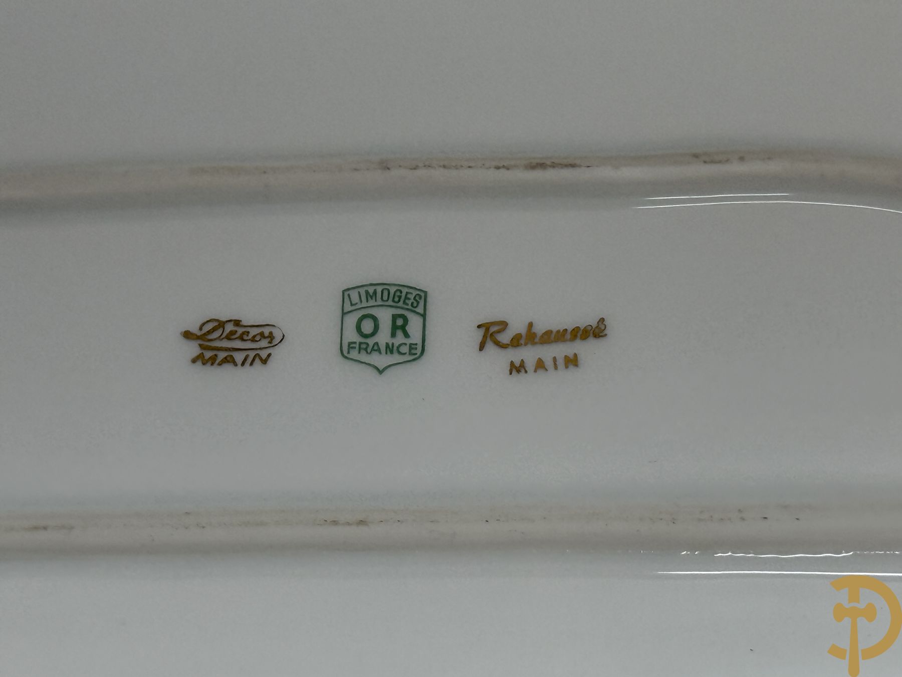 Porseleinen milieu de table (schaal en coupe) Limoges met bloemendecor en vergulde ornamenten, gemerkt onderaan