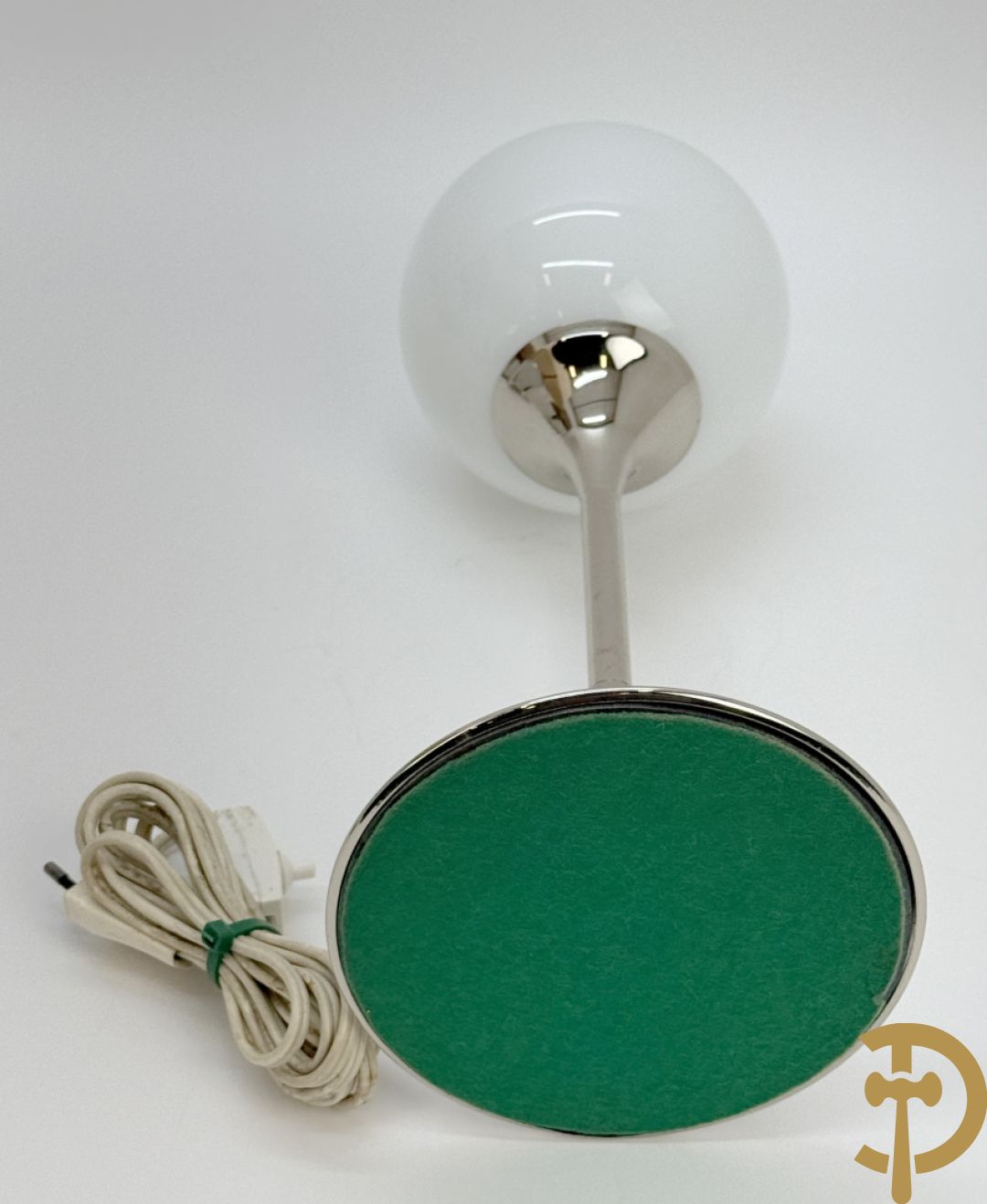 Vintage lamp met witte artisjok motief + vintage lamp met witte bol op chromé voet