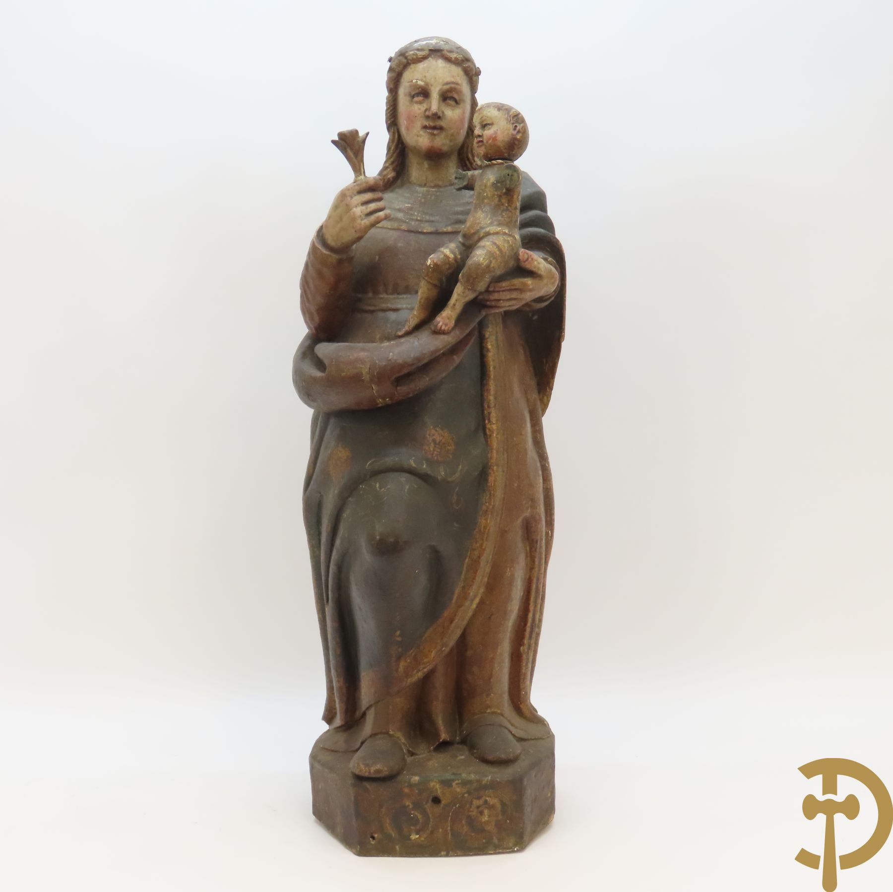 Gepolychromeerde houtsculptuur van Madonna met bloem in rechterhand en Kindje Jezus in linkerhand