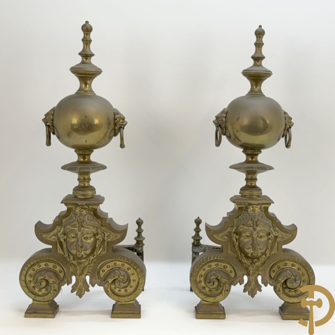 Paar Vlaamse bronzen chenets met accanthusranken en leeuwekoppen