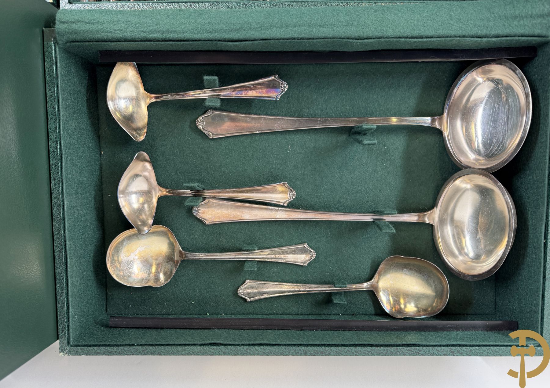 Verzilverd bestek 100/1000 bestaande uit 9 reeksen van 12 en 16 losse stukken