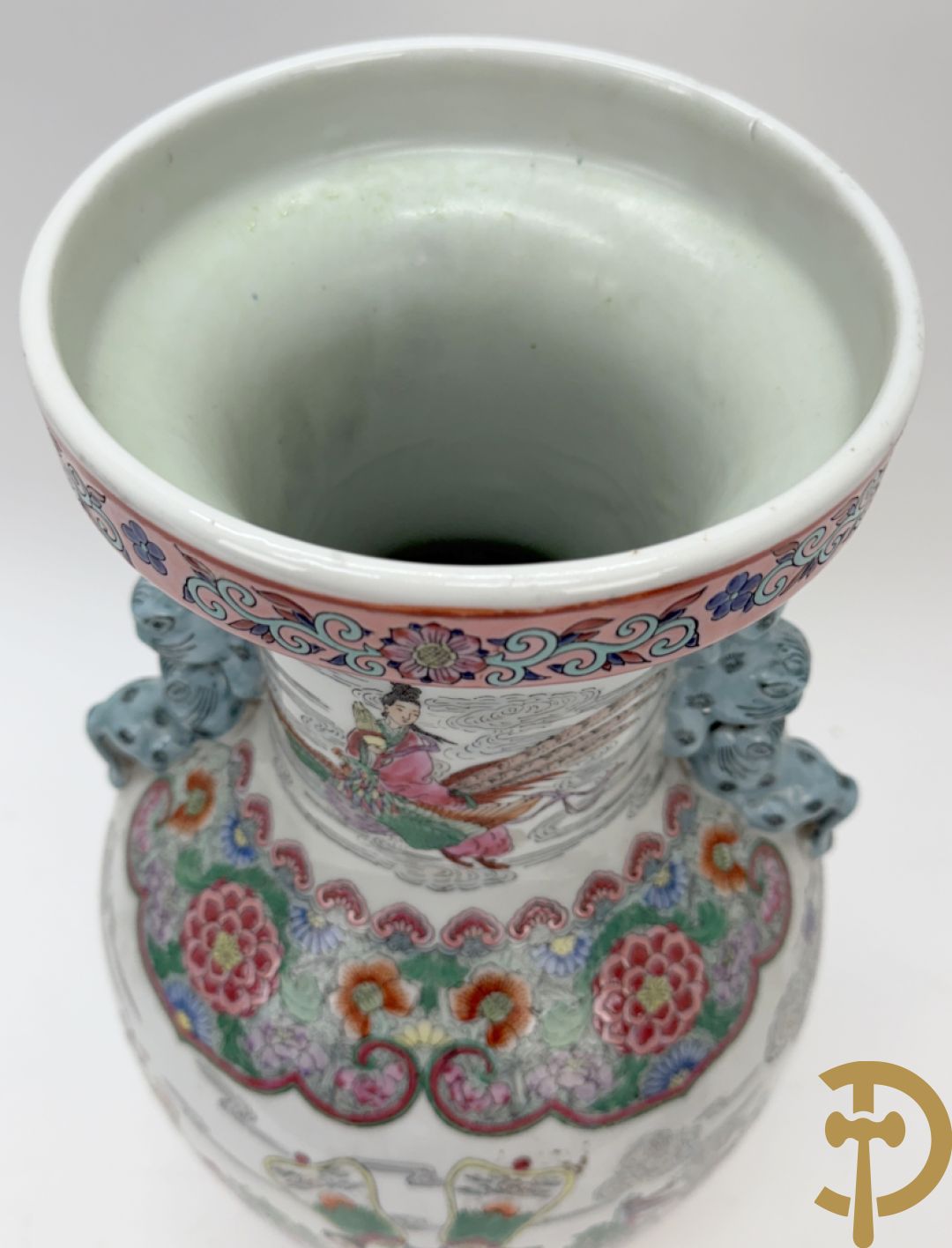 Paar Chinese porseleinen vazen met geanimeerd tafereel